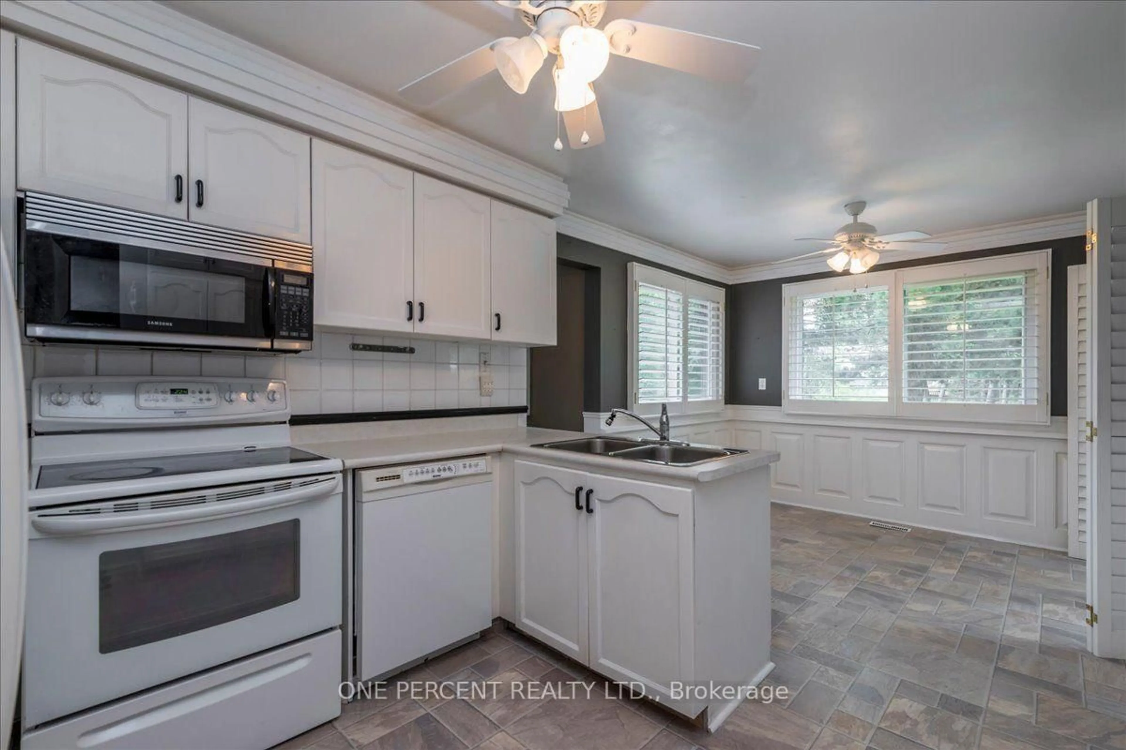 Open concept kitchen, ceramic/tile floor for 101 Toll Rd, East Gwillimbury Ontario L9N 1G7