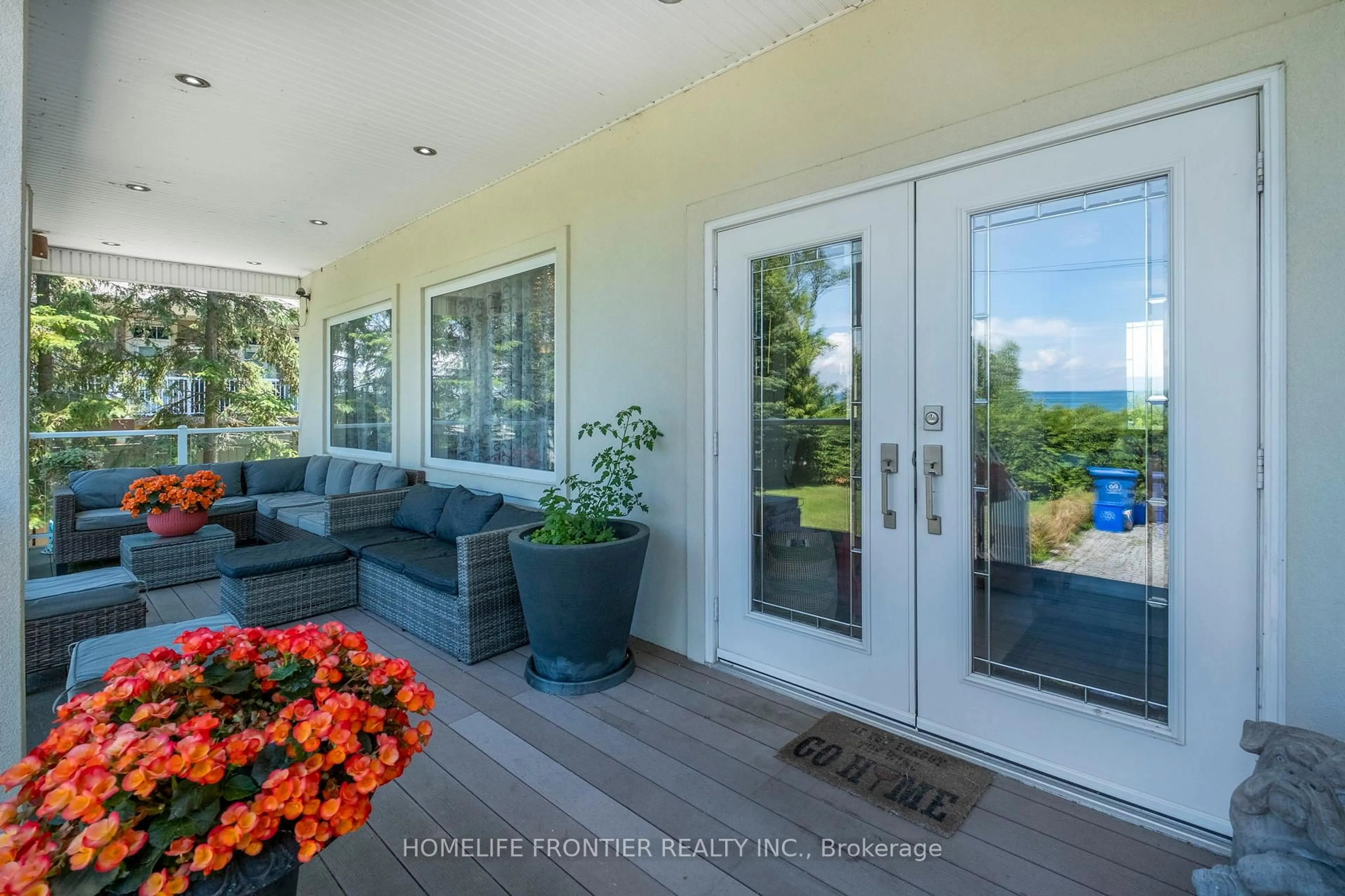 Indoor entryway for 813 Lake Dr, Georgina Ontario L0E 1L0