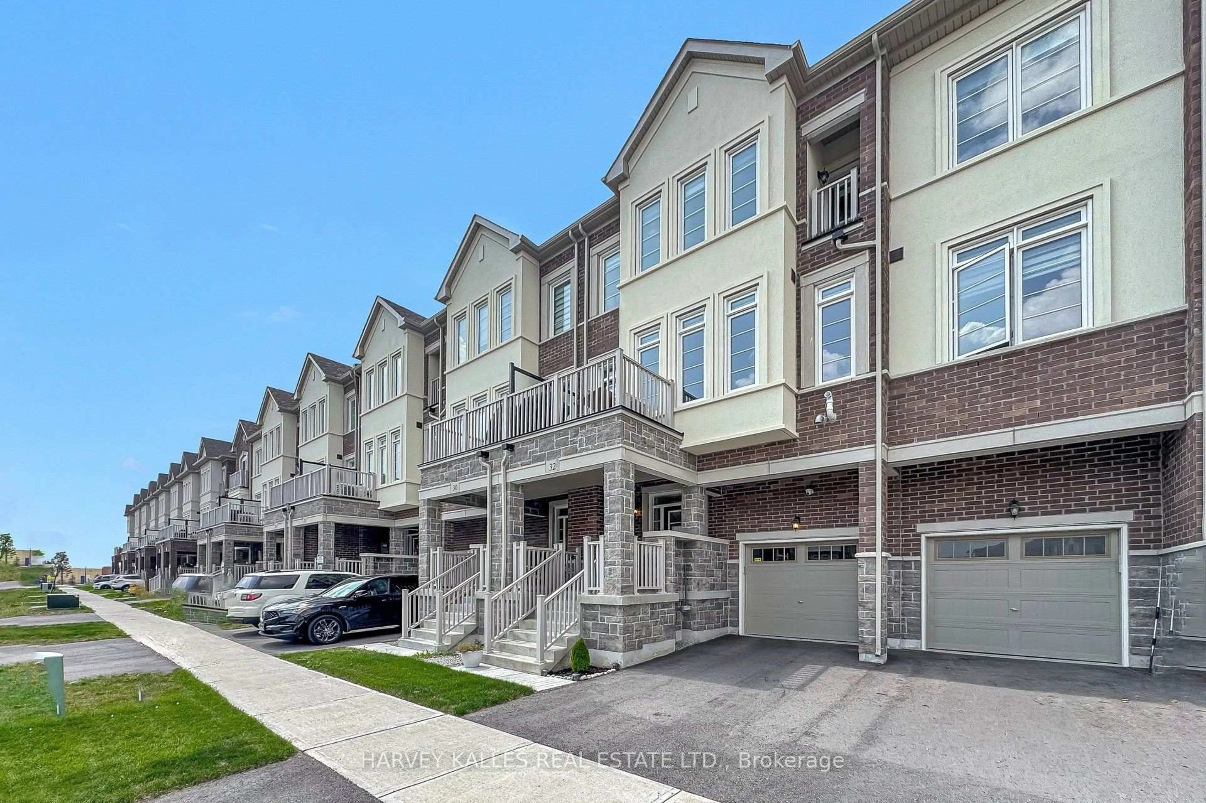 A pic from outside/outdoor area/front of a property/back of a property/a pic from drone, street for 32 Mel Irving Dr, Bradford West Gwillimbury Ontario L3Z 4P1