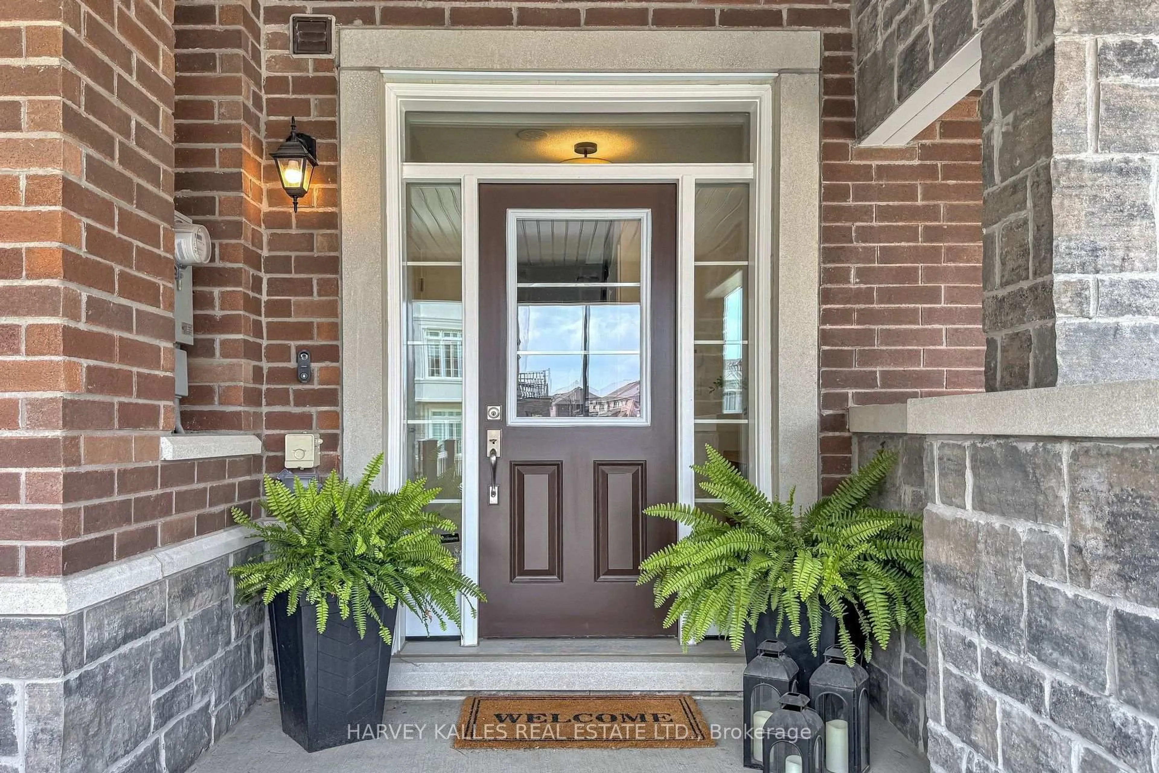 Indoor entryway for 32 Mel Irving Dr, Bradford West Gwillimbury Ontario L3Z 4P1