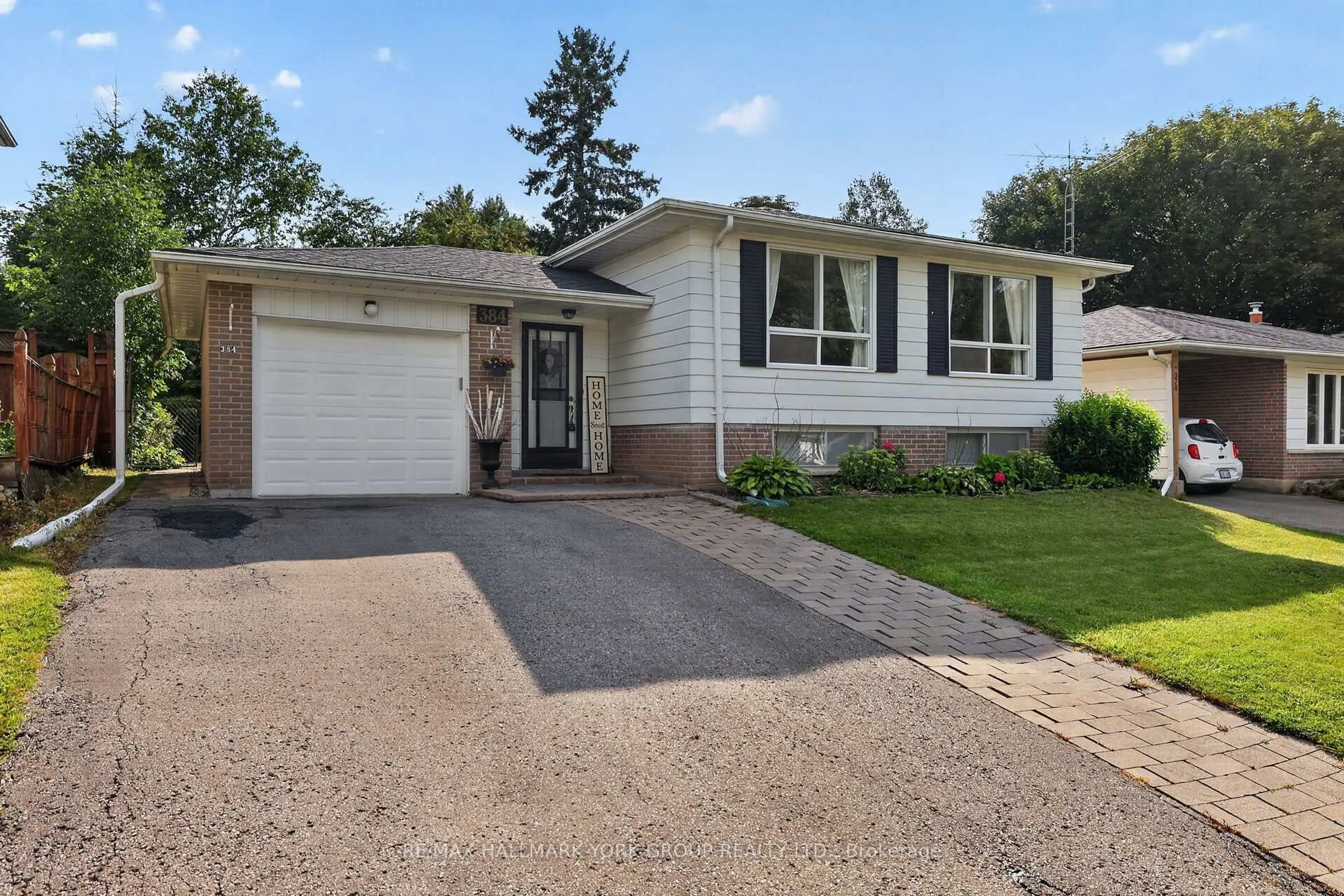 Home with vinyl exterior material, street for 384 Glenrose Rd, Newmarket Ontario L3Y 4M3