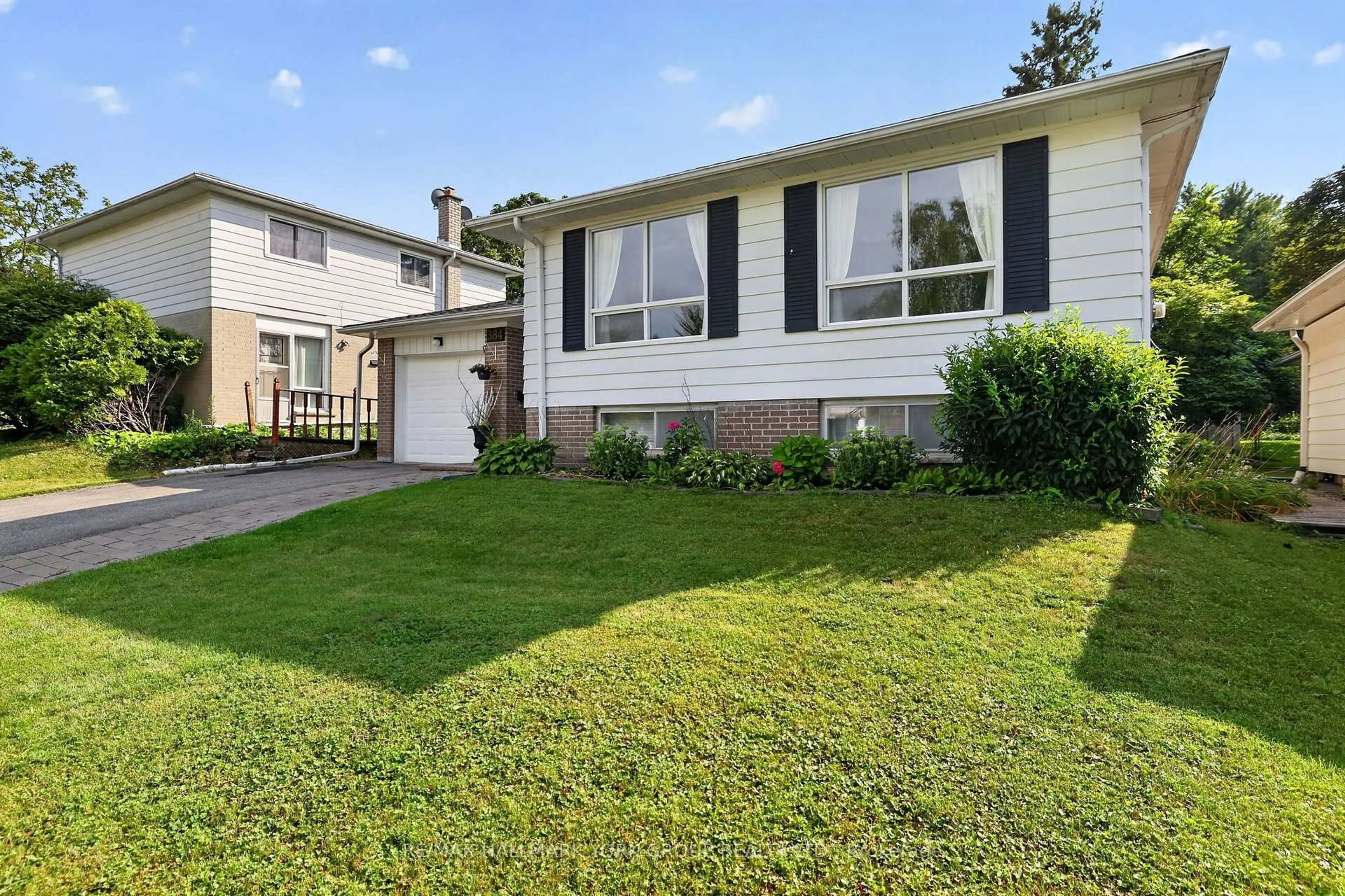 Home with vinyl exterior material, street for 384 Glenrose Rd, Newmarket Ontario L3Y 4M3