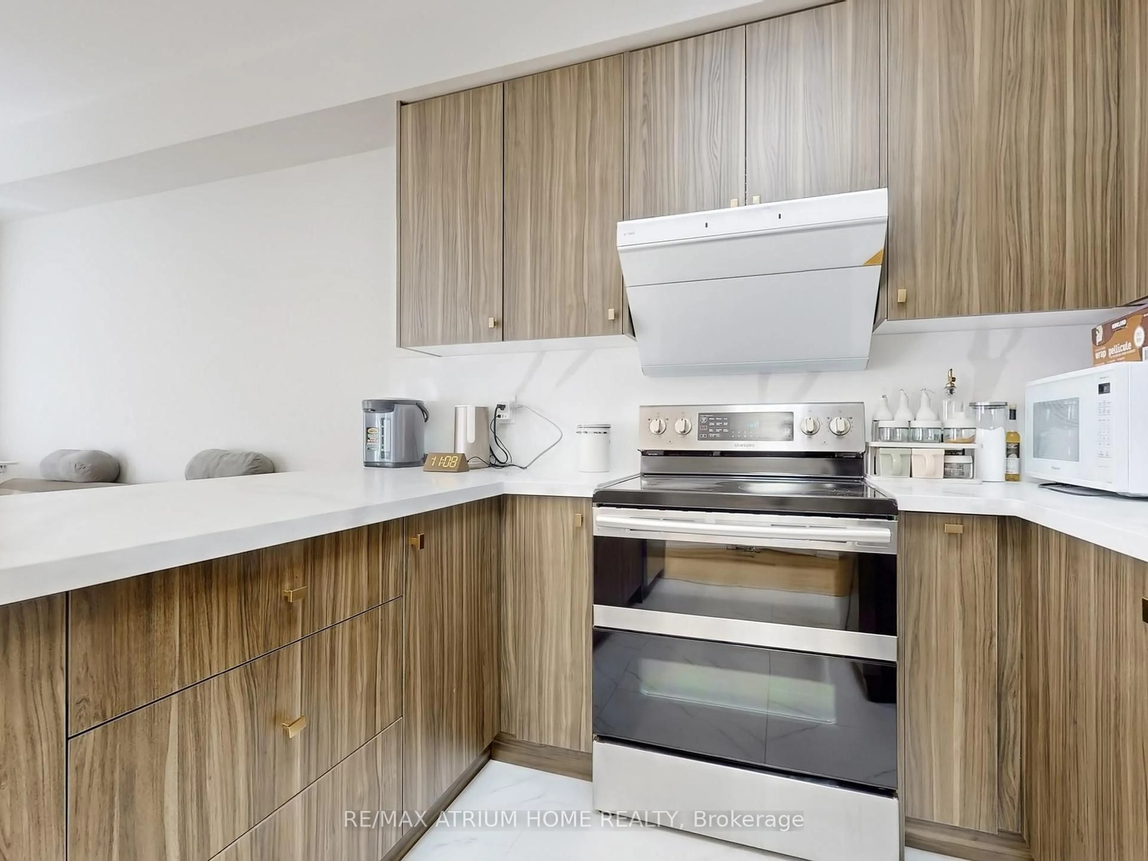 Standard kitchen, wood/laminate floor for 18 Teasel Way, Markham Ontario L3R 1L3