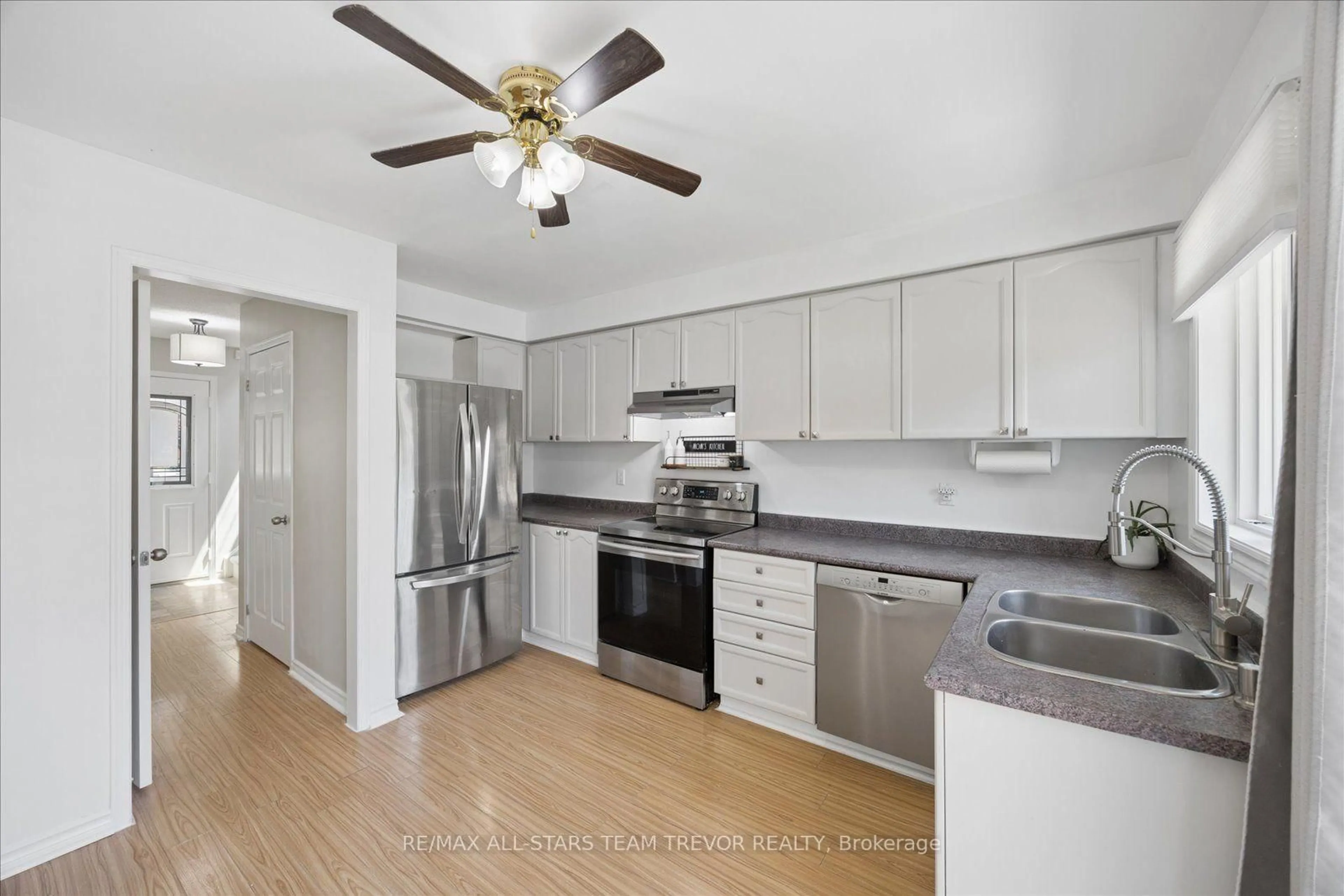 Standard kitchen, unknown for 98 Carrick Ave, Georgina Ontario L4P 3R6
