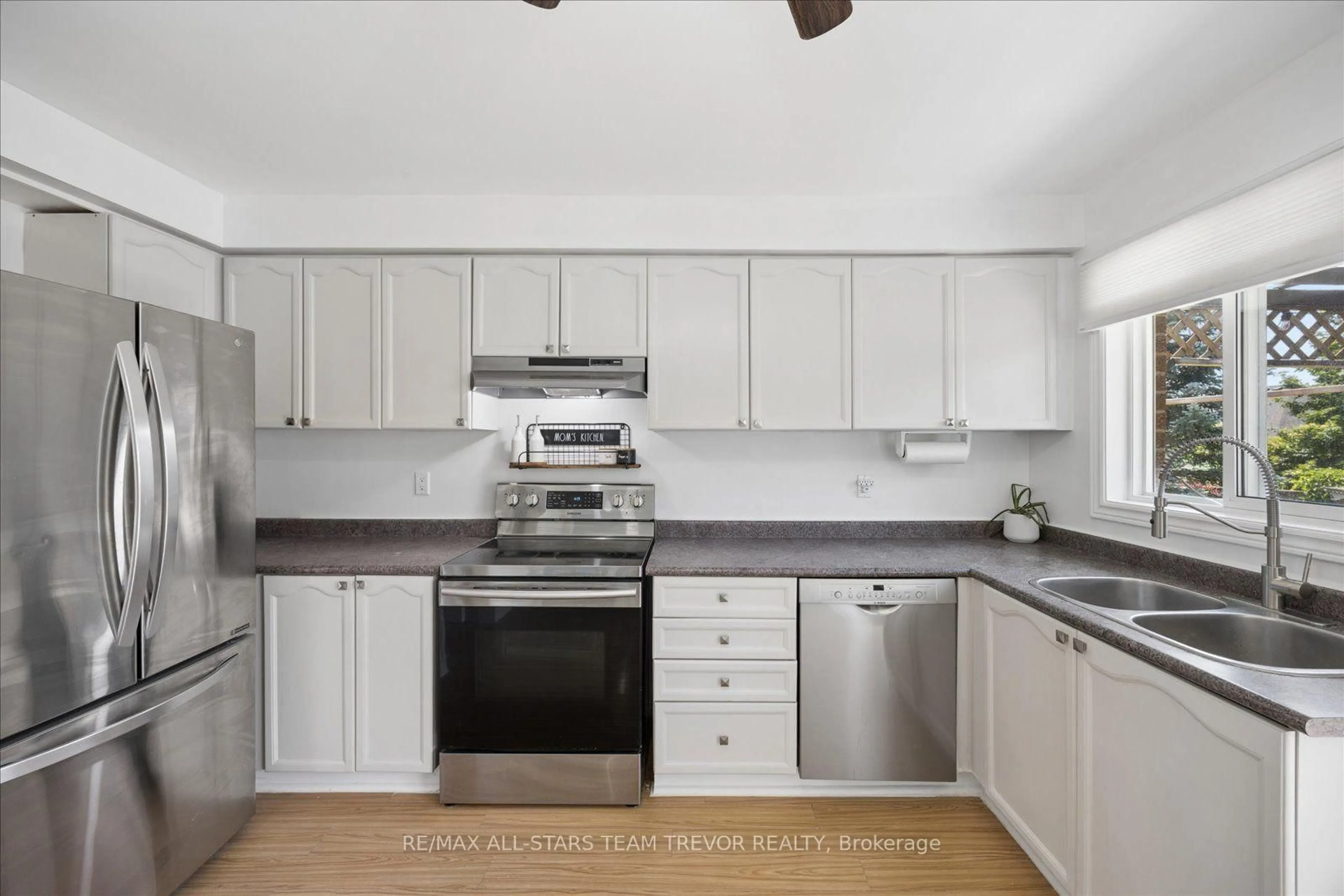 Standard kitchen, unknown for 98 Carrick Ave, Georgina Ontario L4P 3R6