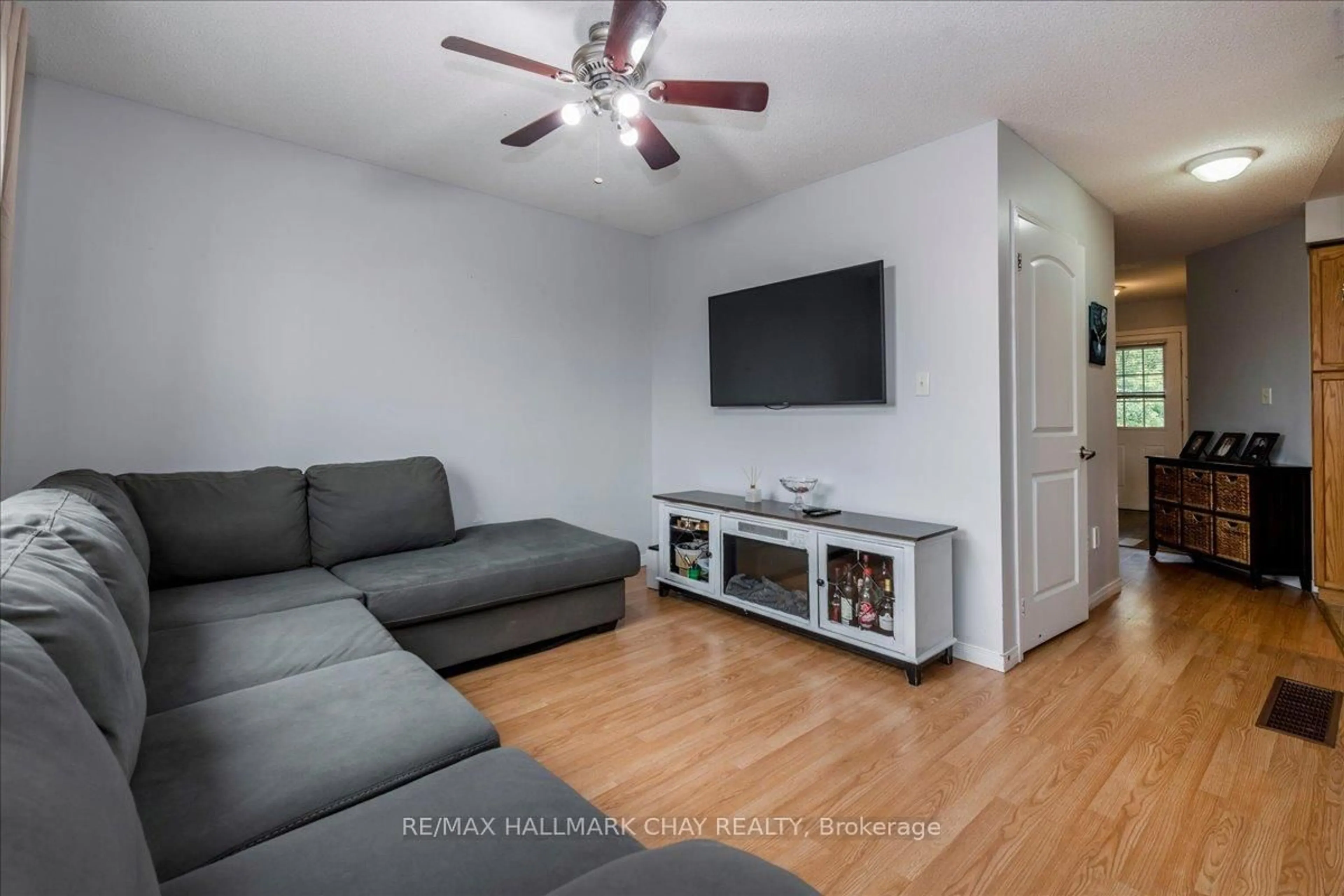 Living room with furniture, unknown for 2194 Batters Loop, Innisfil Ontario L9S 0C8