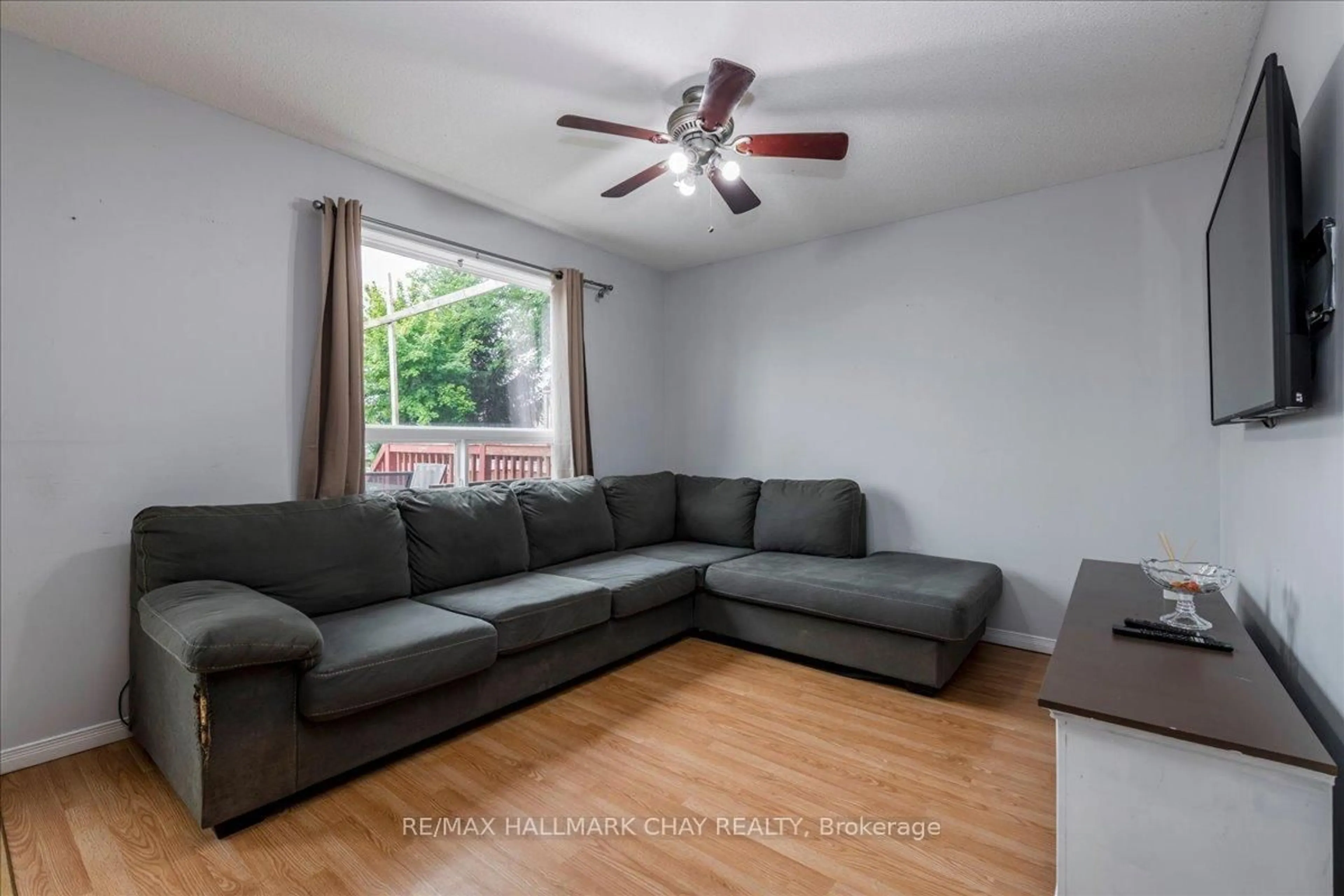 Living room with furniture, unknown for 2194 Batters Loop, Innisfil Ontario L9S 0C8