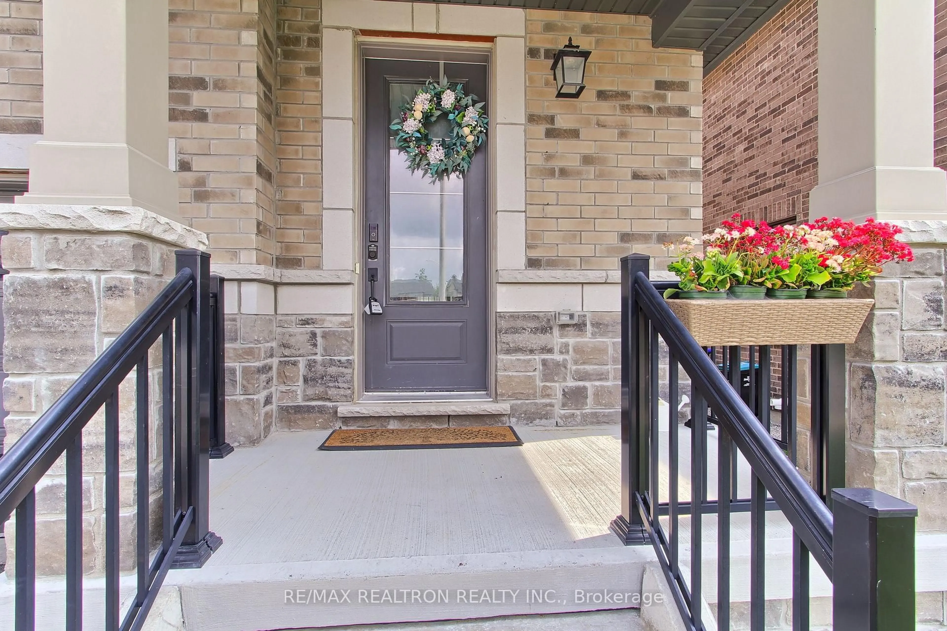 Indoor entryway for 2109 Wilson St, Innisfil Ontario L9S 0N8