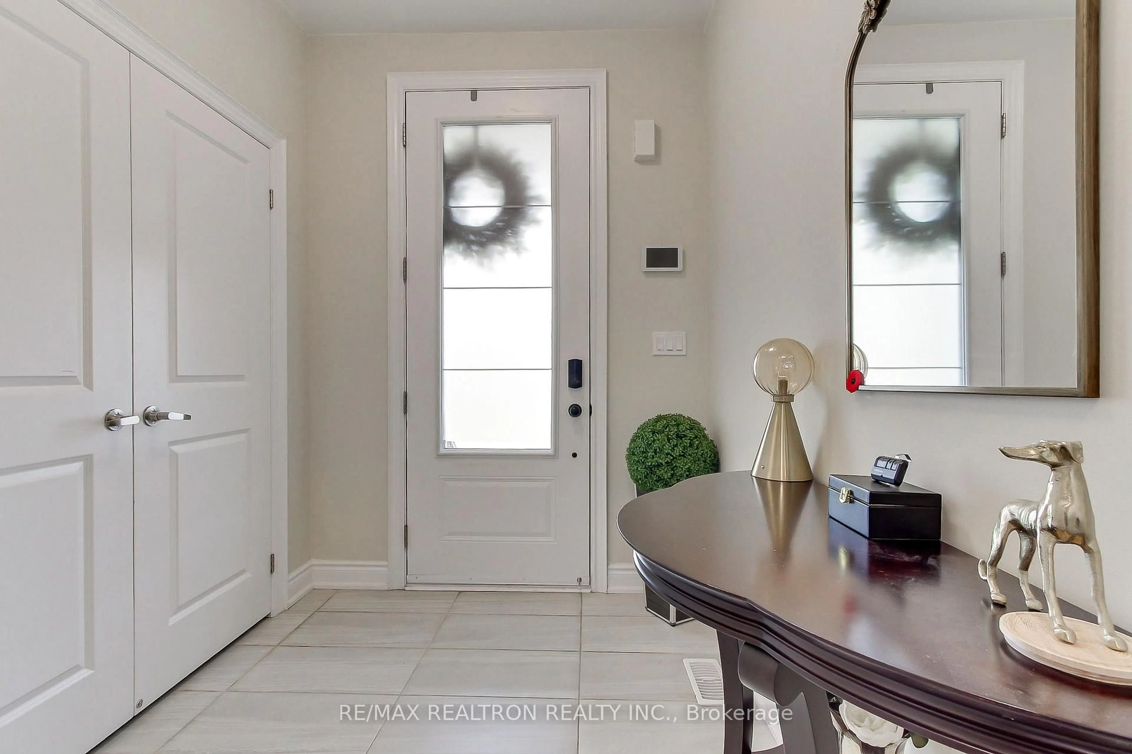 Indoor entryway for 2109 Wilson St, Innisfil Ontario L9S 0N8