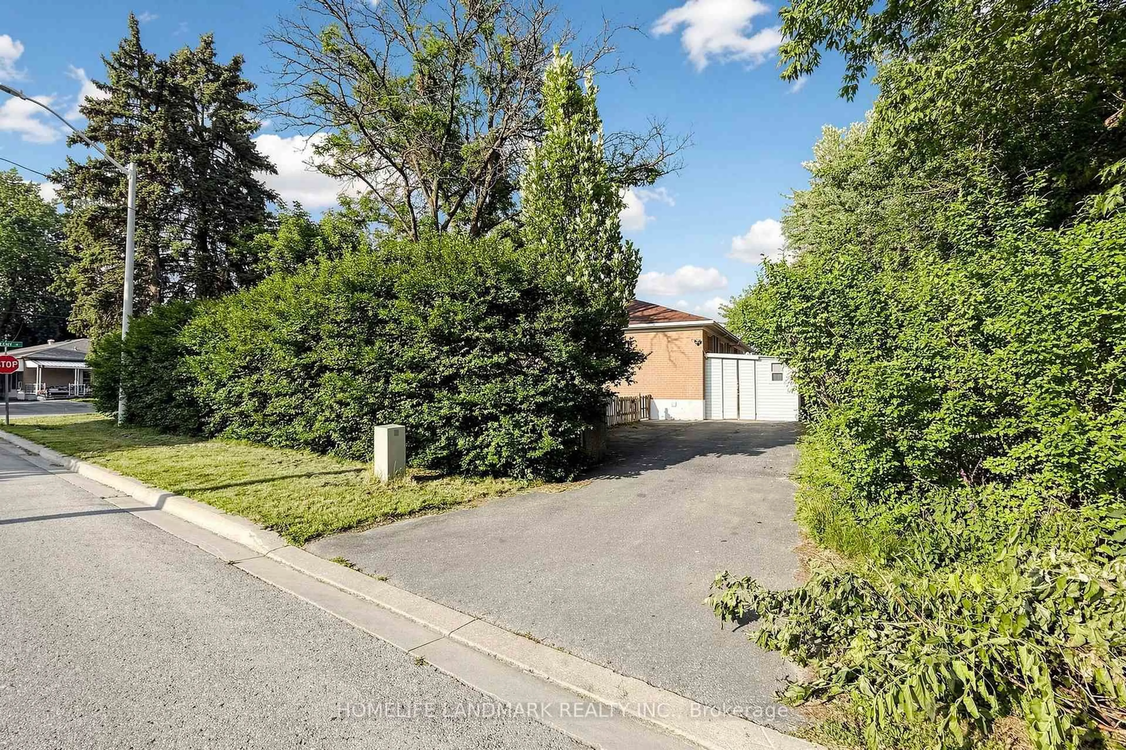 A pic from outside/outdoor area/front of a property/back of a property/a pic from drone, street for 212 Beechy Dr, Richmond Hill Ontario L4C 2X7