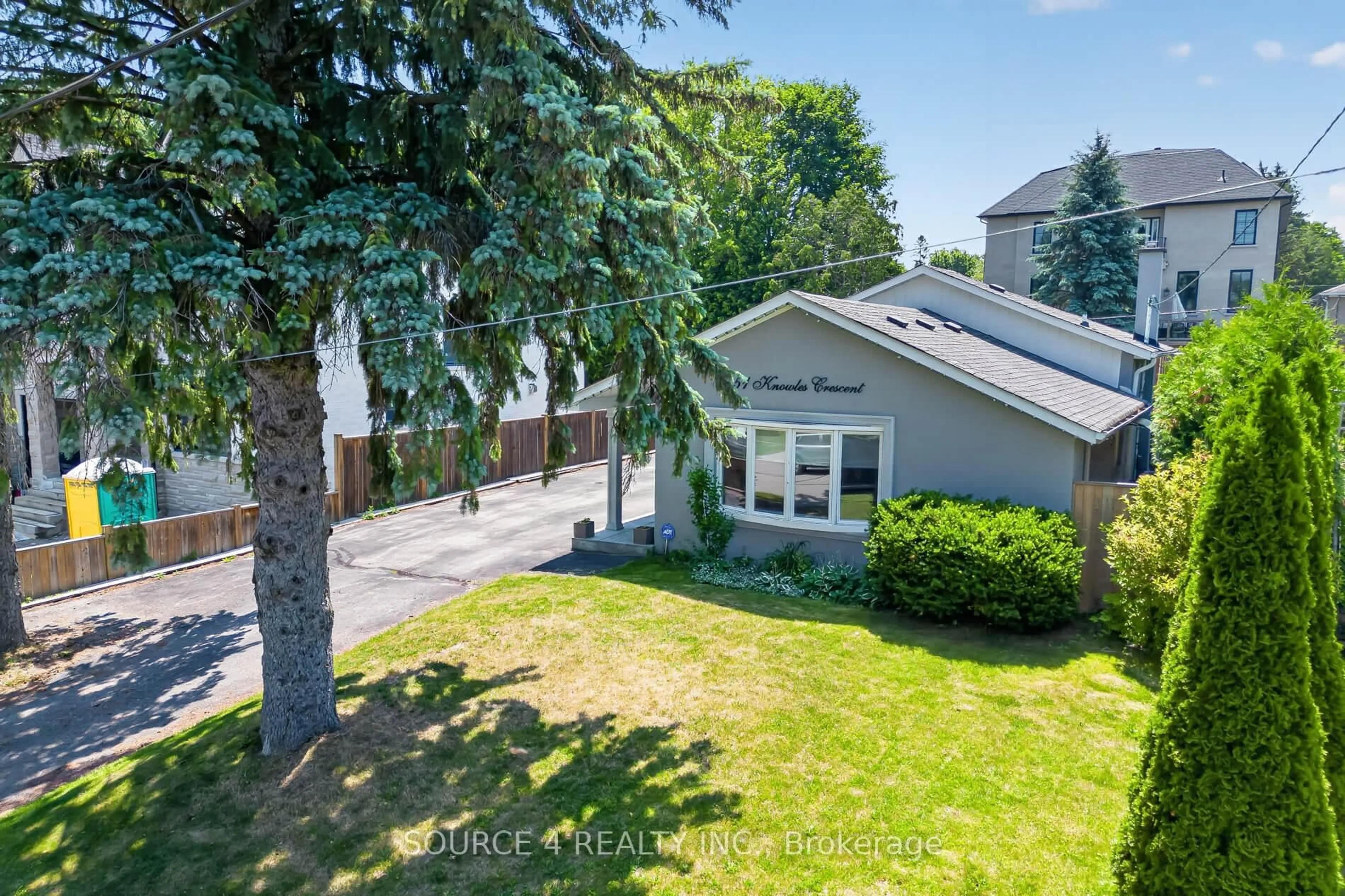 A pic from outside/outdoor area/front of a property/back of a property/a pic from drone, street for 51 Knowles Cres, Aurora Ontario L4G 1Z6
