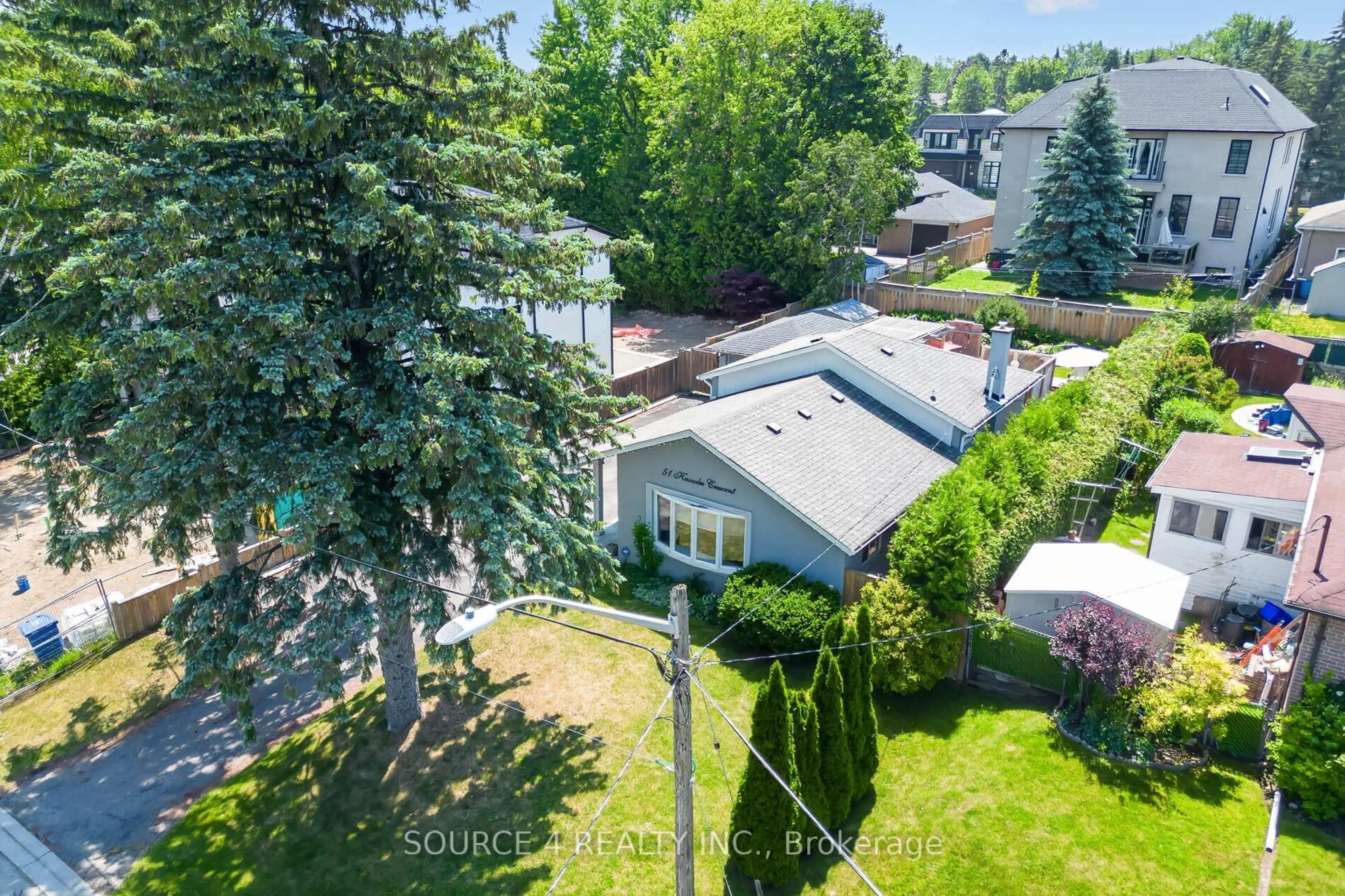 A pic from outside/outdoor area/front of a property/back of a property/a pic from drone, street for 51 Knowles Cres, Aurora Ontario L4G 1Z6