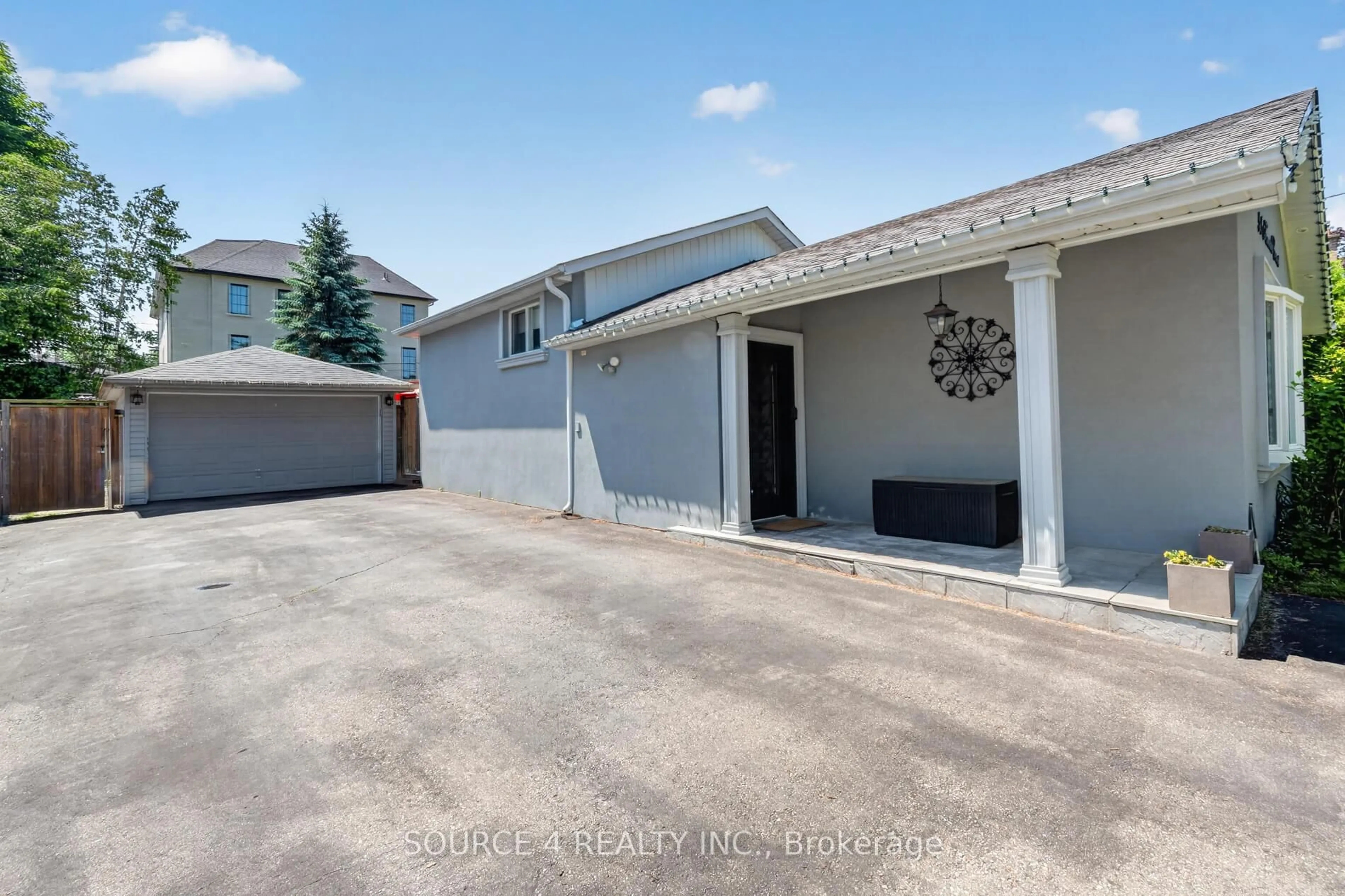 A pic from outside/outdoor area/front of a property/back of a property/a pic from drone, street for 51 Knowles Cres, Aurora Ontario L4G 1Z6