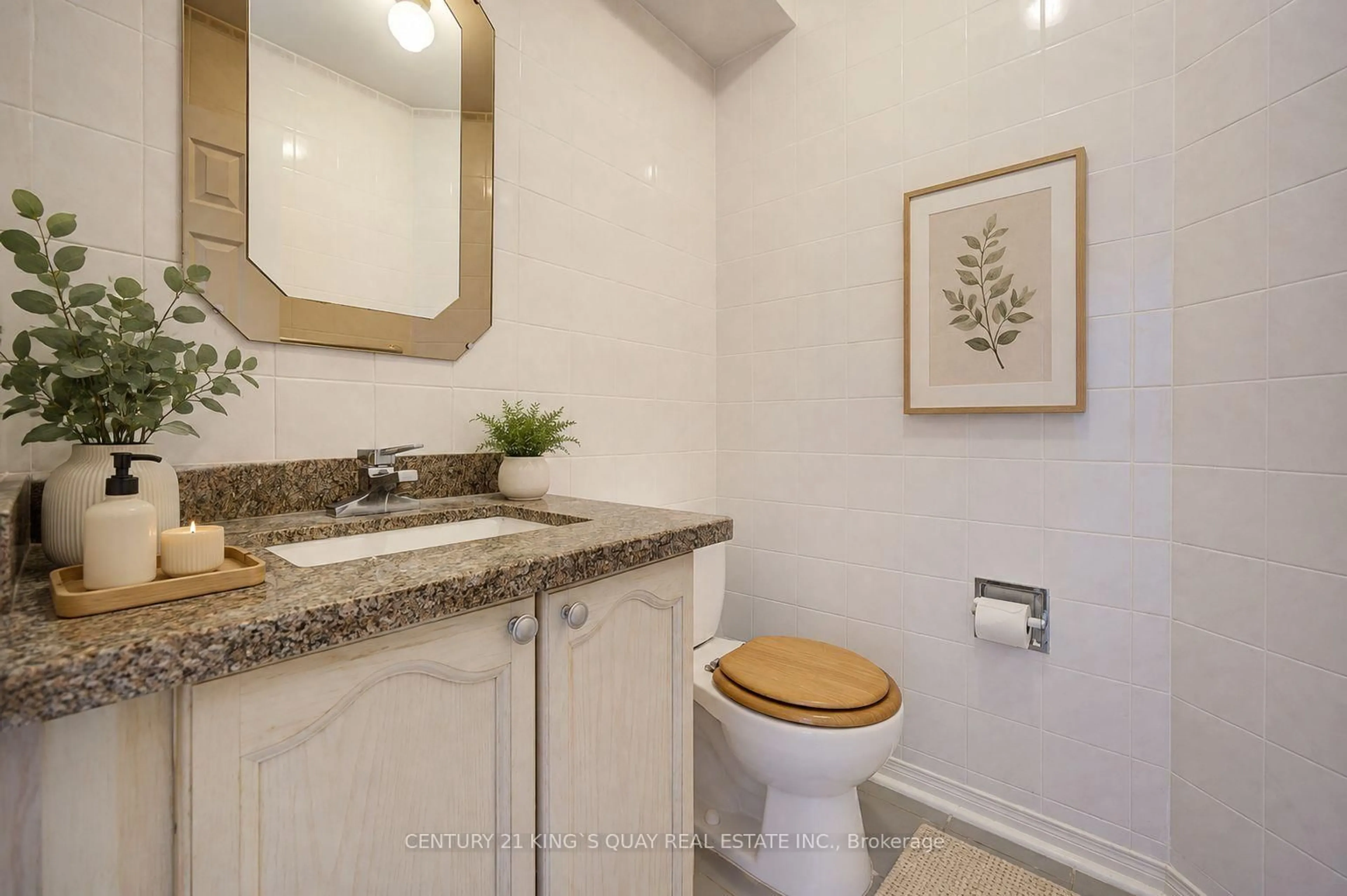 Standard bathroom, ceramic/tile floor for 25 Westmoreland Crt, Markham Ontario L3R 8L9