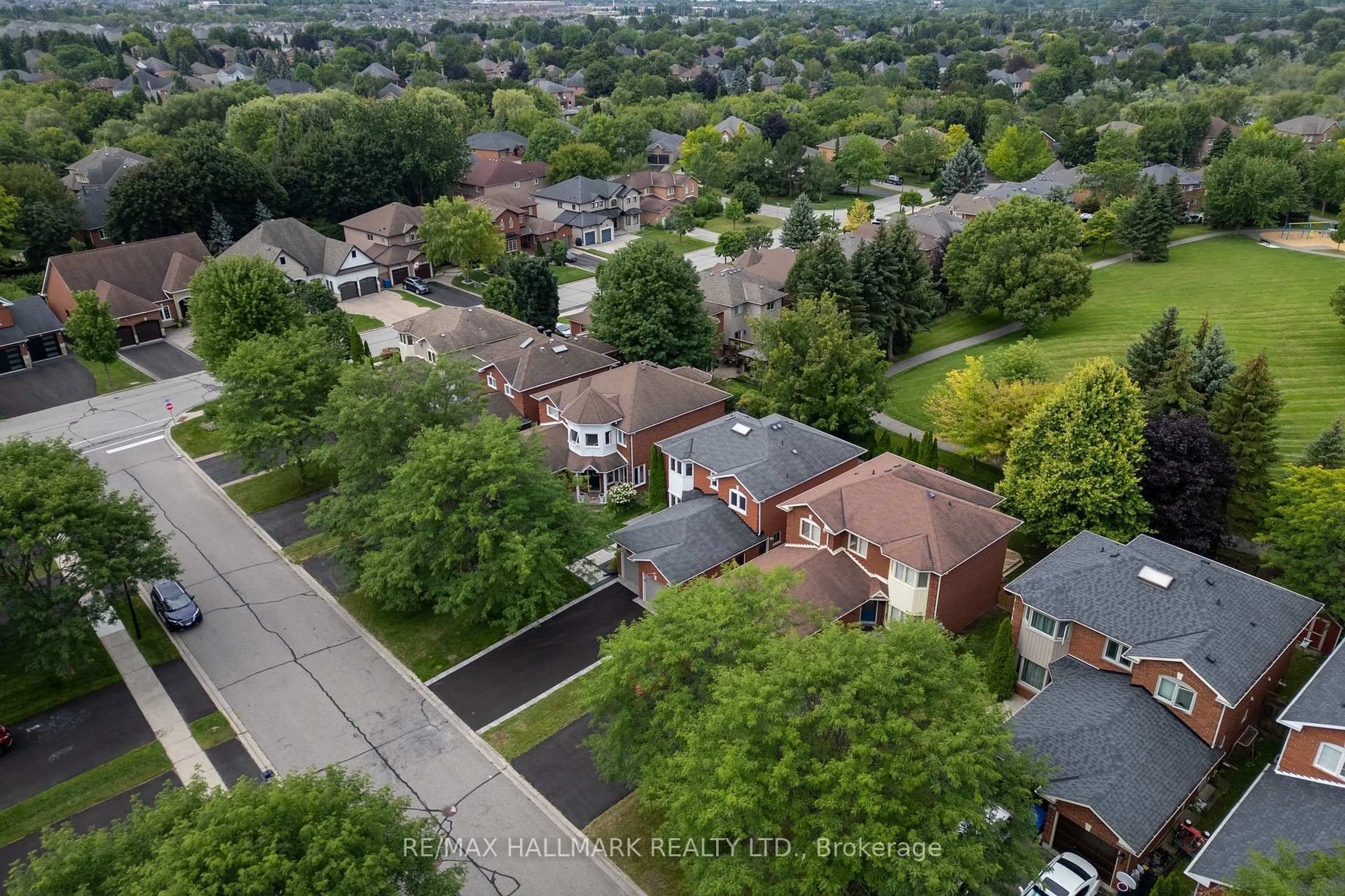 A pic from outside/outdoor area/front of a property/back of a property/a pic from drone, street for 872 Hilton Blvd, Newmarket Ontario L3X 2H8