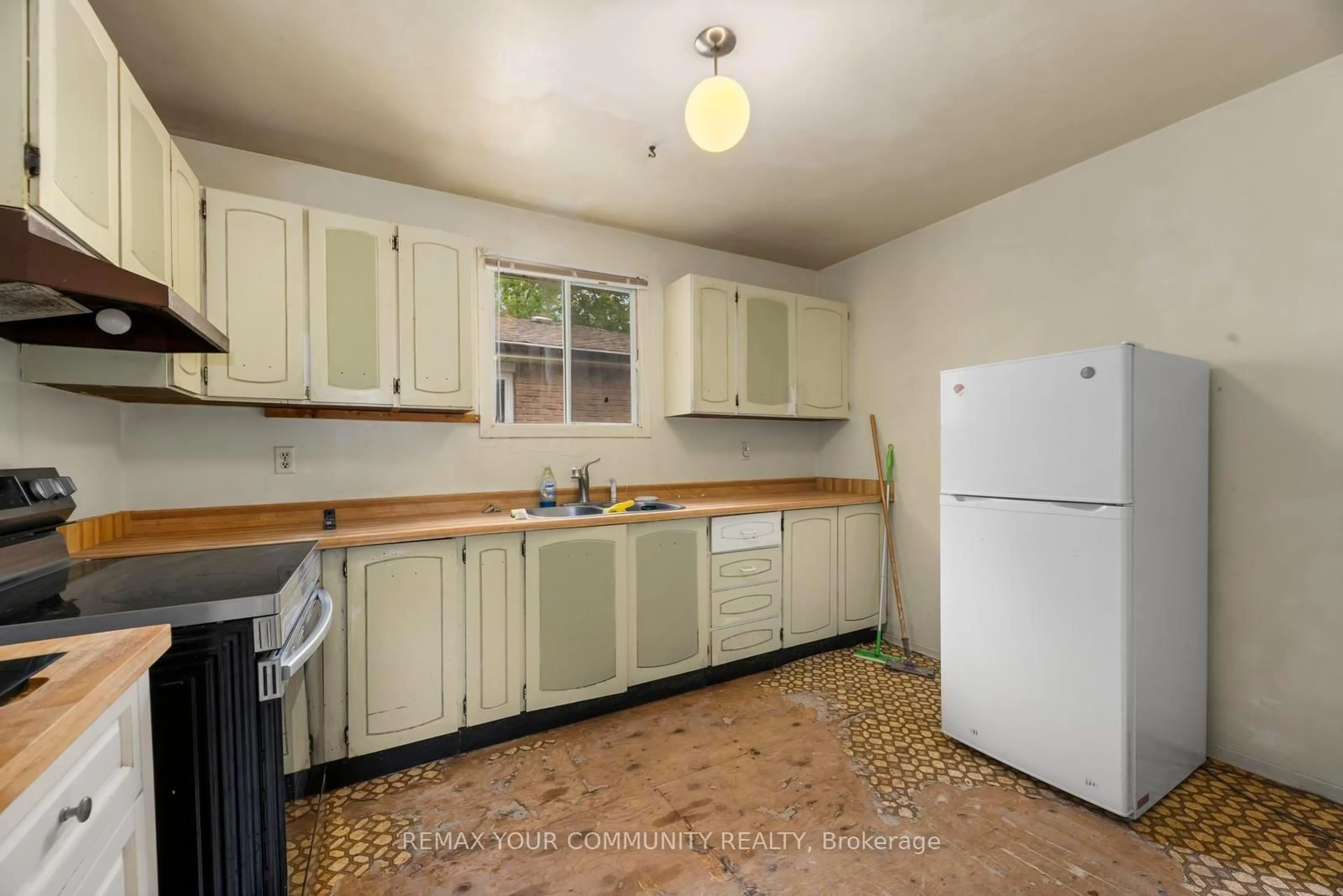 Standard kitchen, unknown for 566 Highland Cres, Brock Ontario L0K 1A0