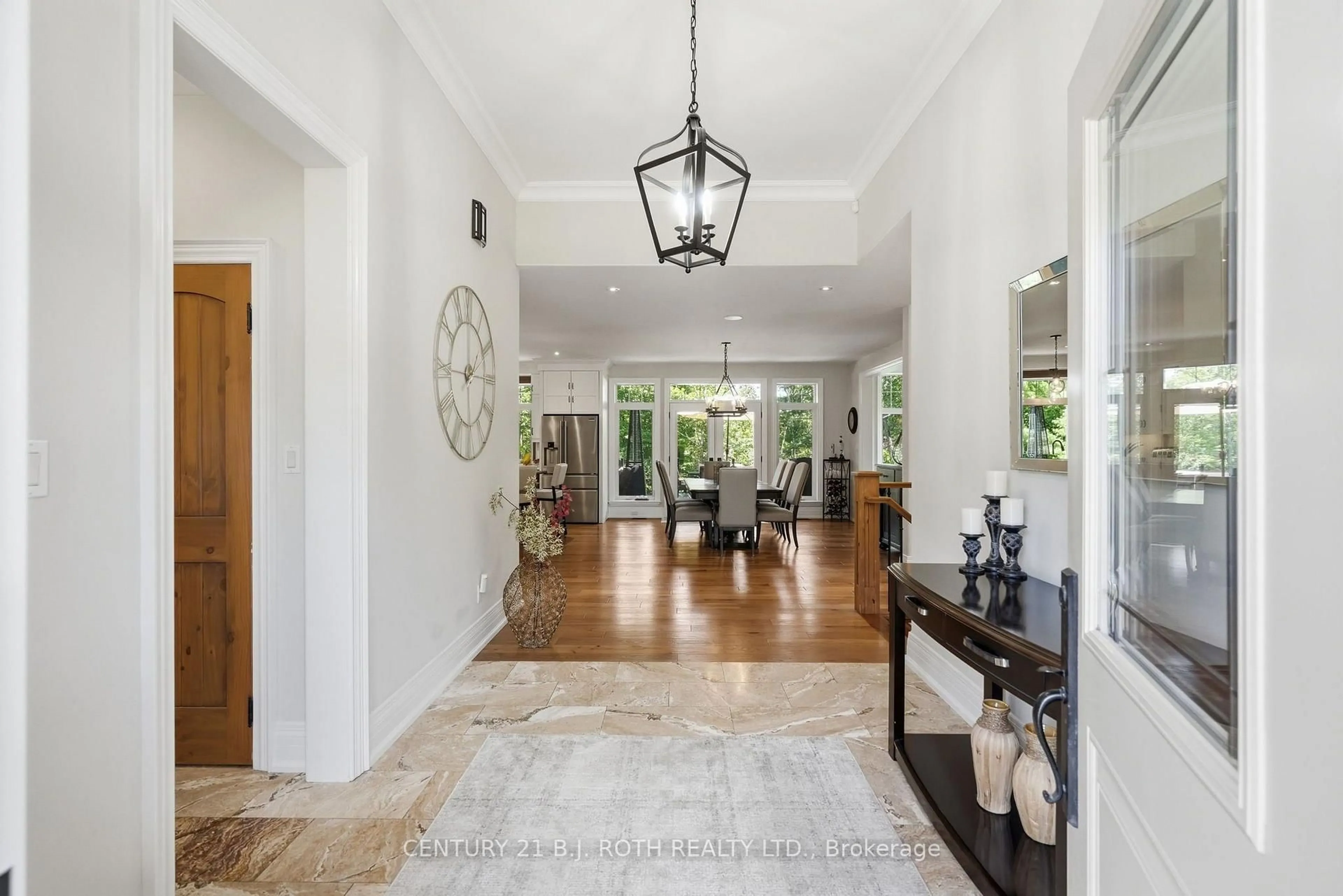 Indoor foyer for 2055 Forest Valley Dr, Innisfil Ontario L9S 4A4
