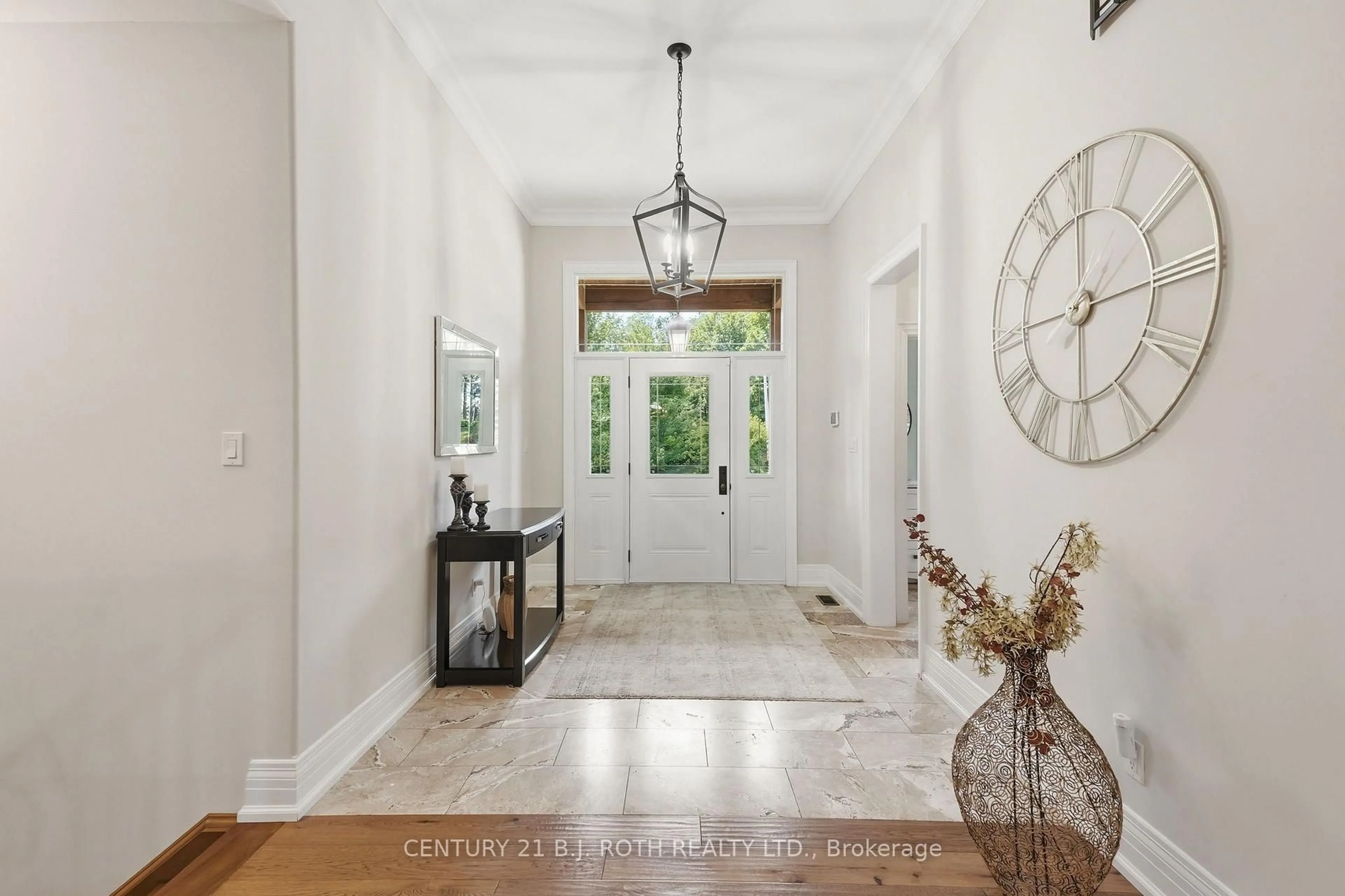 Indoor entryway for 2055 Forest Valley Dr, Innisfil Ontario L9S 4A4
