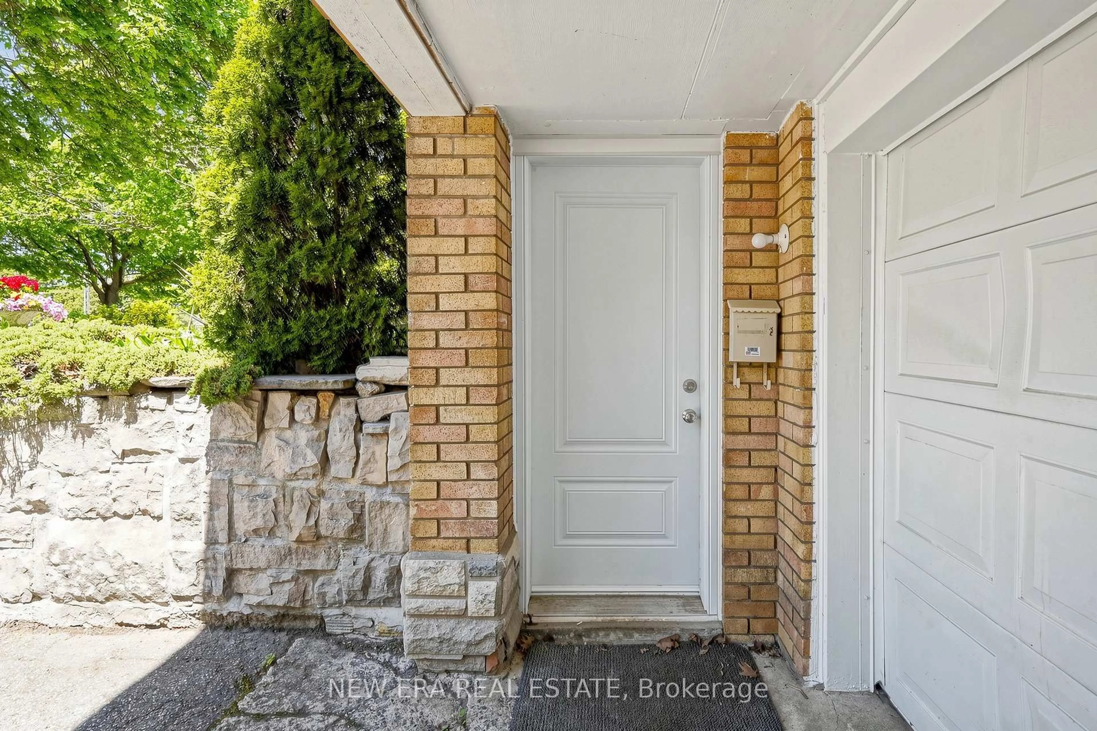 Indoor entryway for 197 Lucas St, Richmond Hill Ontario L4C 4P8