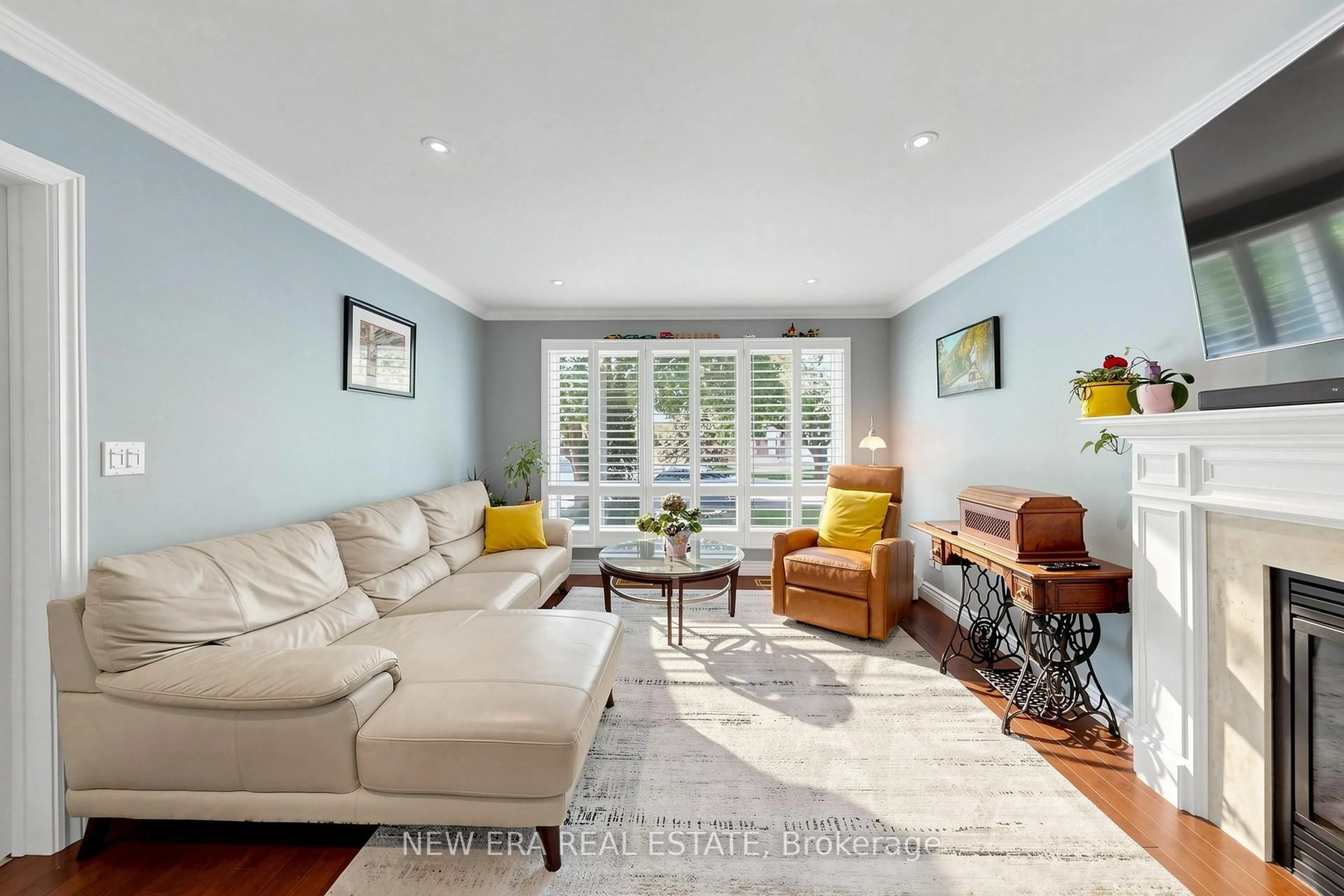 Living room with furniture, unknown for 197 Lucas St, Richmond Hill Ontario L4C 4P8