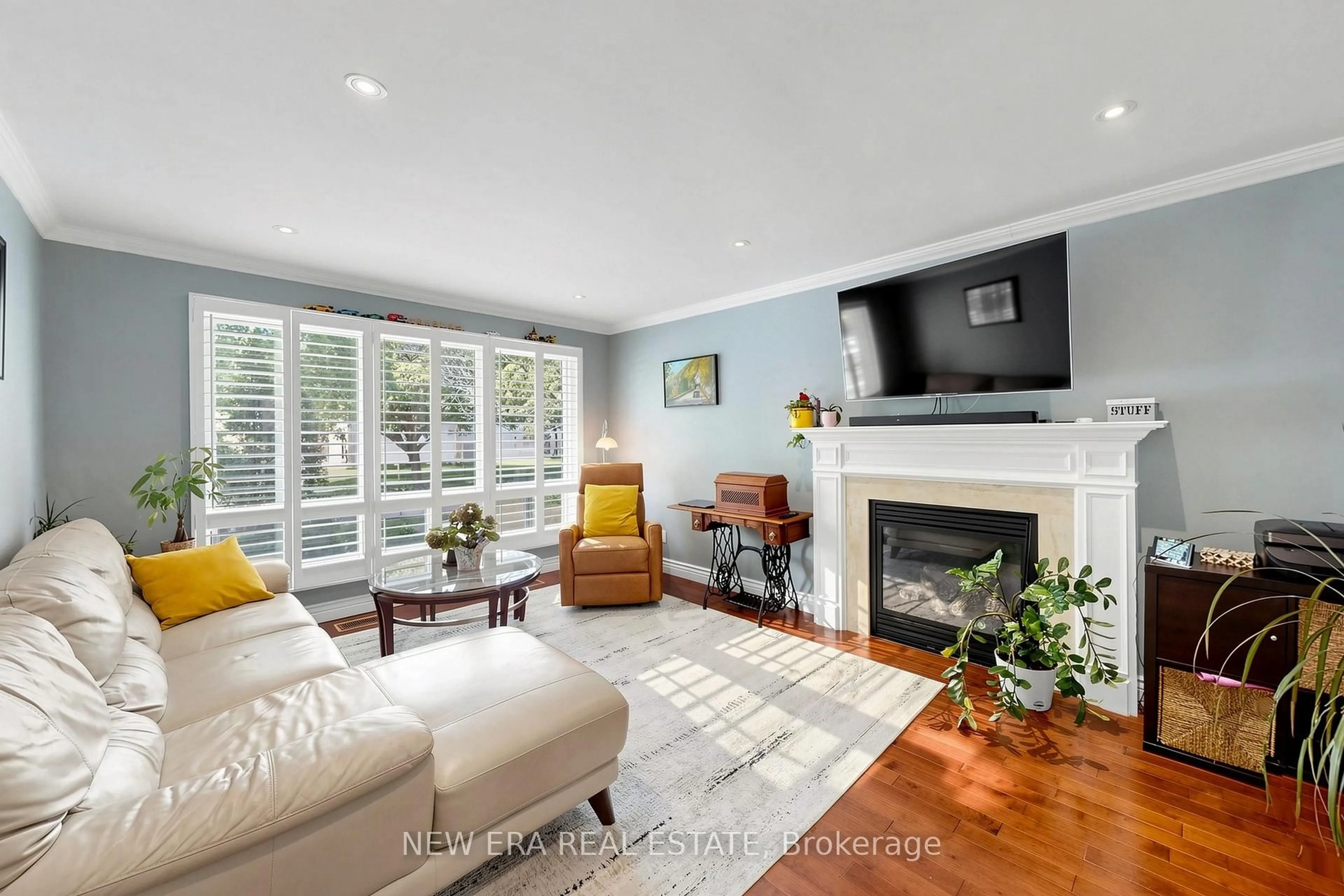 Living room with furniture, unknown for 197 Lucas St, Richmond Hill Ontario L4C 4P8