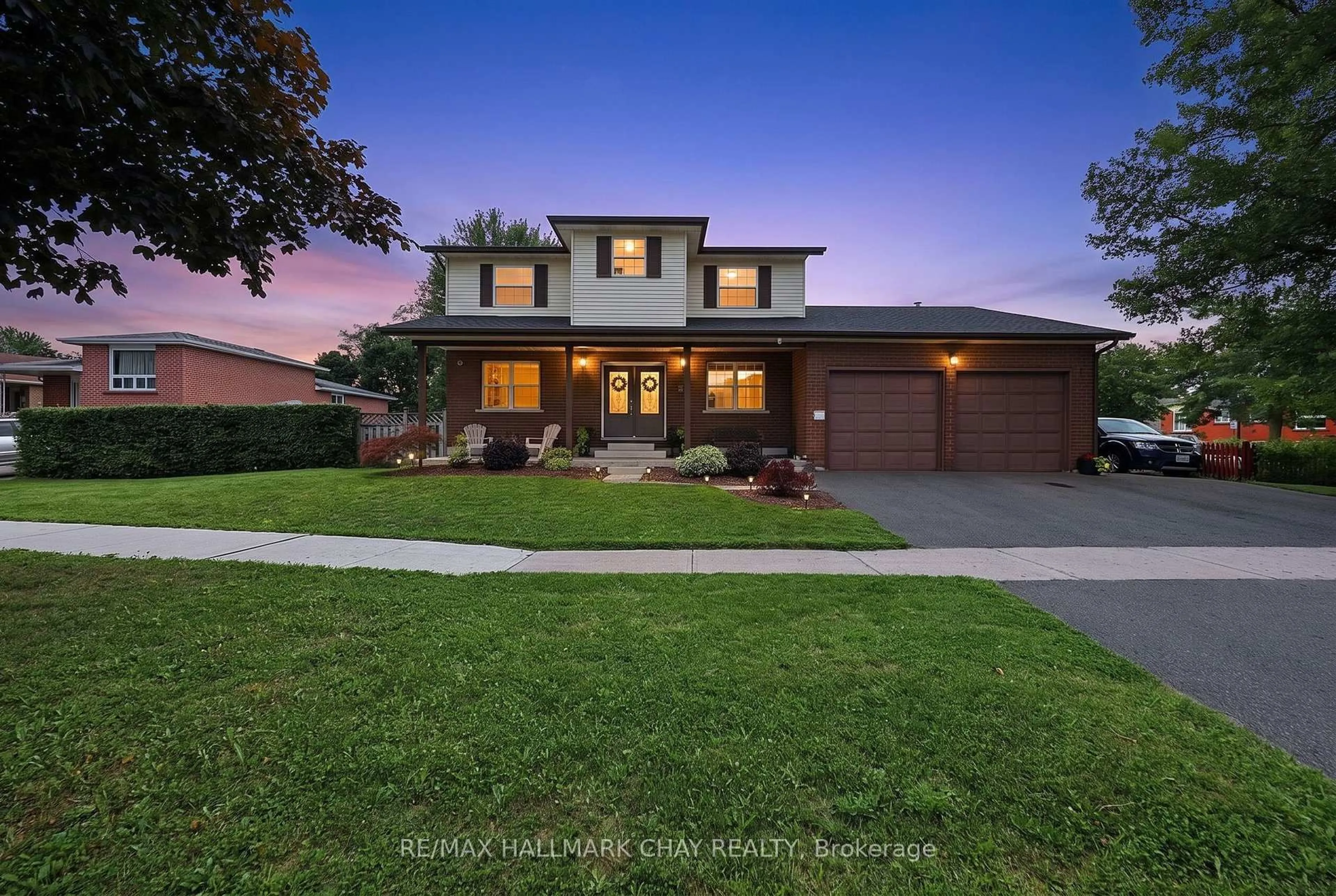 Home with brick exterior material, street for 334 Parkwood Ave, Bradford West Gwillimbury Ontario L3Z 2E4