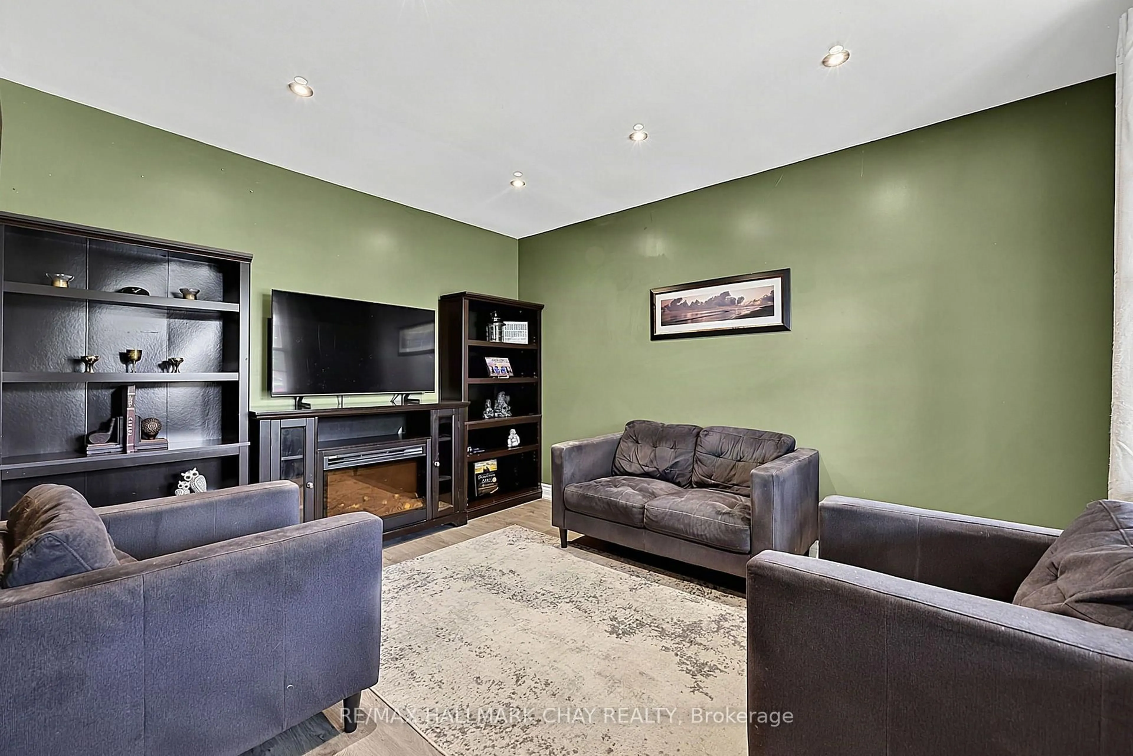 Living room with furniture, unknown for 334 Parkwood Ave, Bradford West Gwillimbury Ontario L3Z 2E4