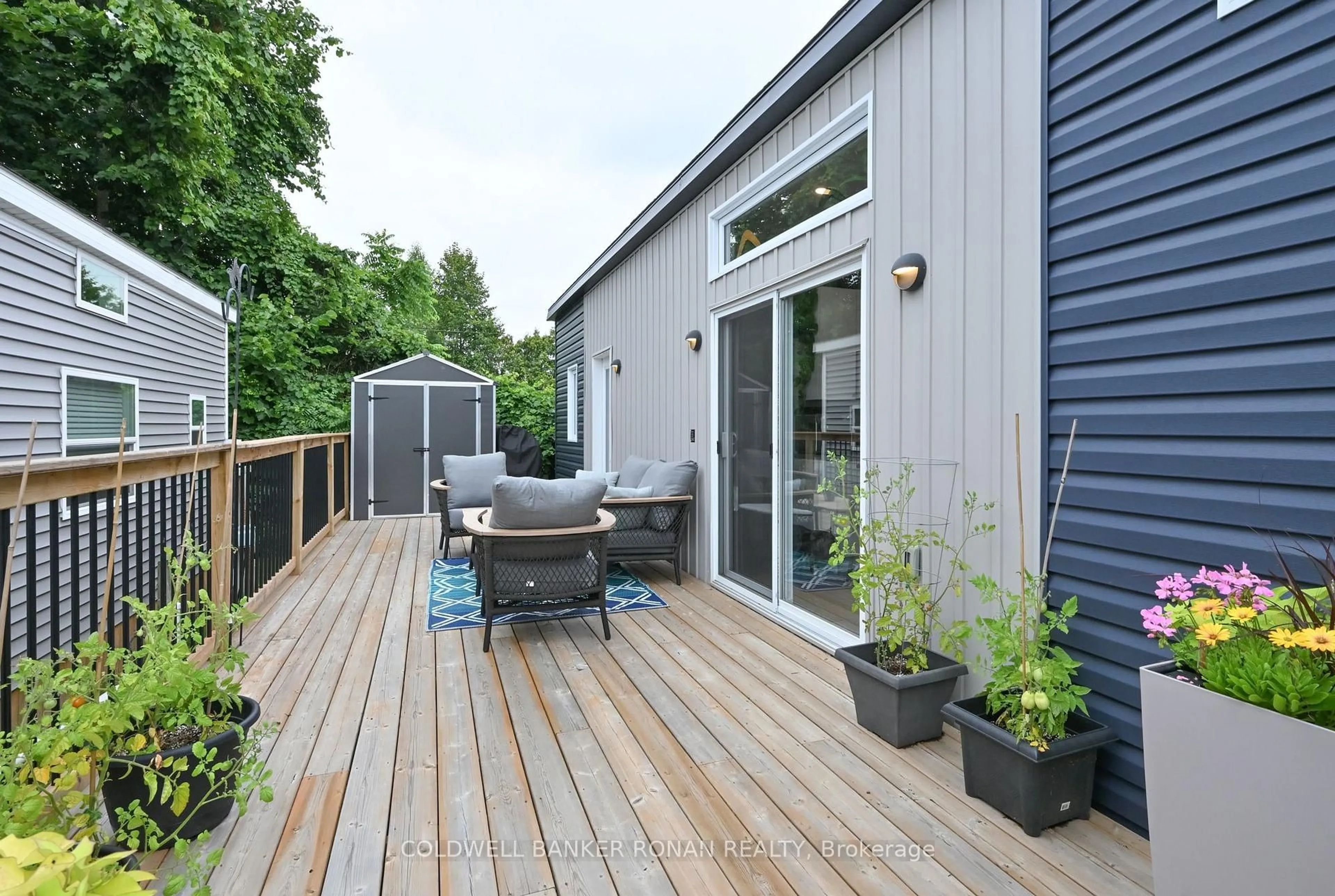 Patio, street for 285 Cryderman Sdrd #4, Georgina Ontario L0E 1R0