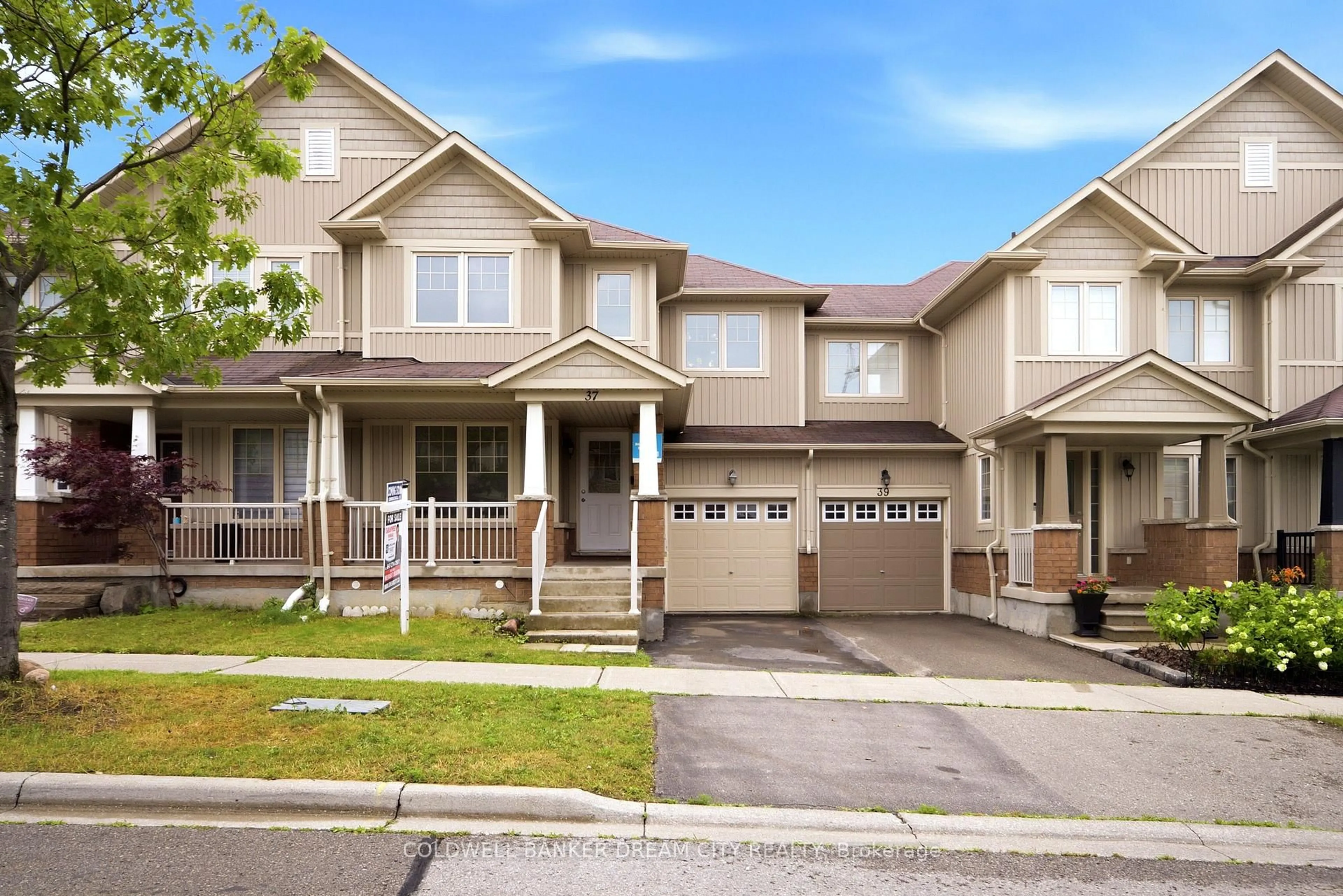 Home with vinyl exterior material, street for 37 Stoyell Dr, Richmond Hill Ontario L4E 0M7