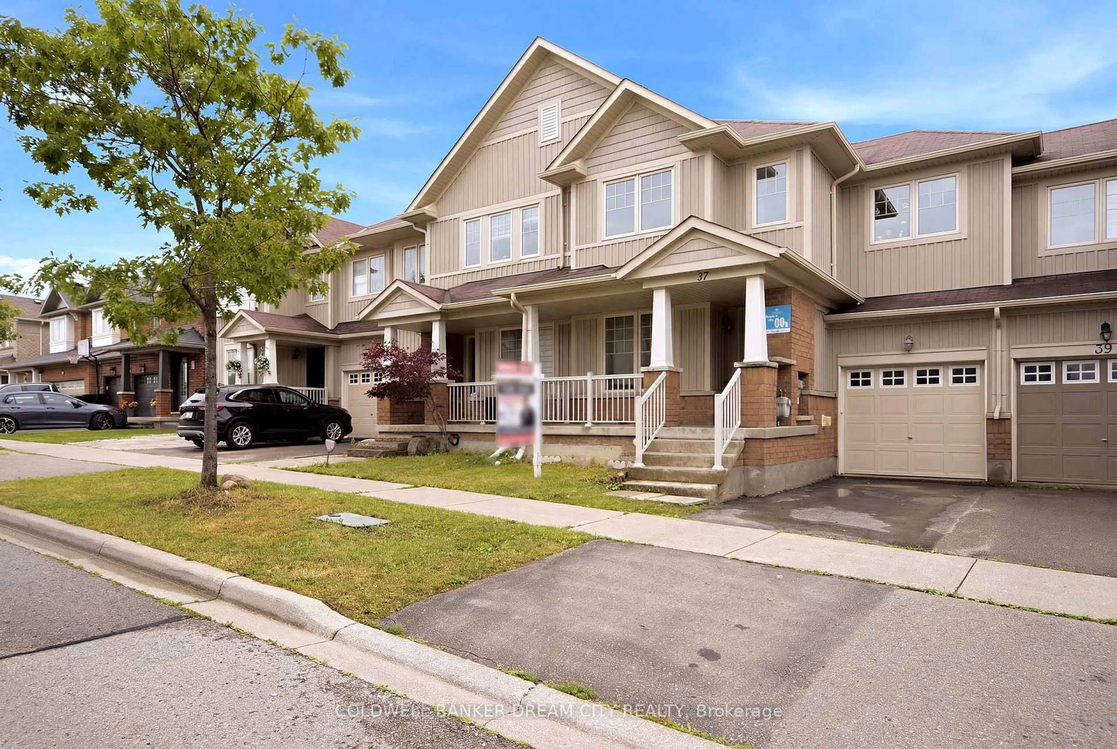 Home with vinyl exterior material, street for 37 Stoyell Dr, Richmond Hill Ontario L4E 0M7