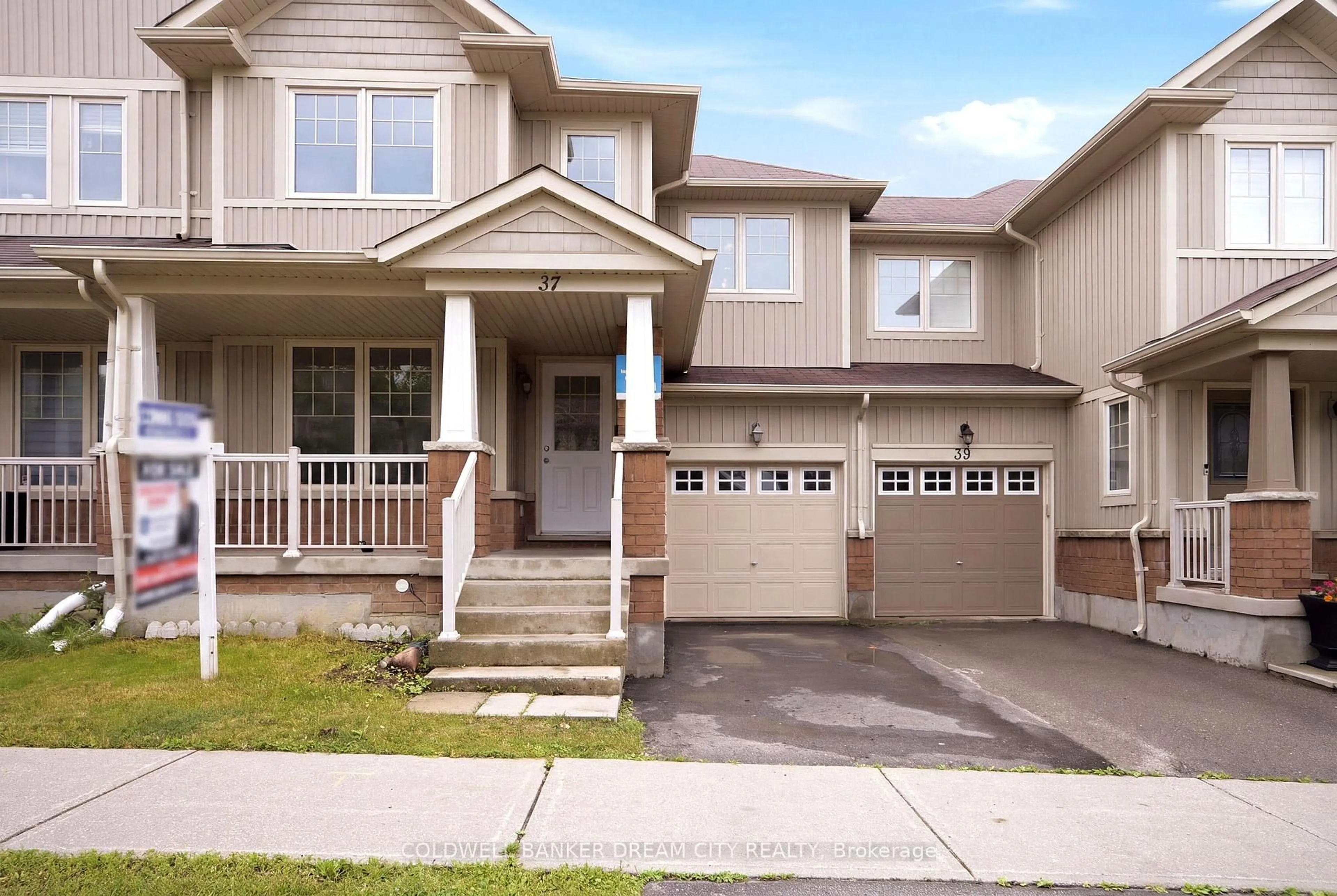 Home with vinyl exterior material, street for 37 Stoyell Dr, Richmond Hill Ontario L4E 0M7