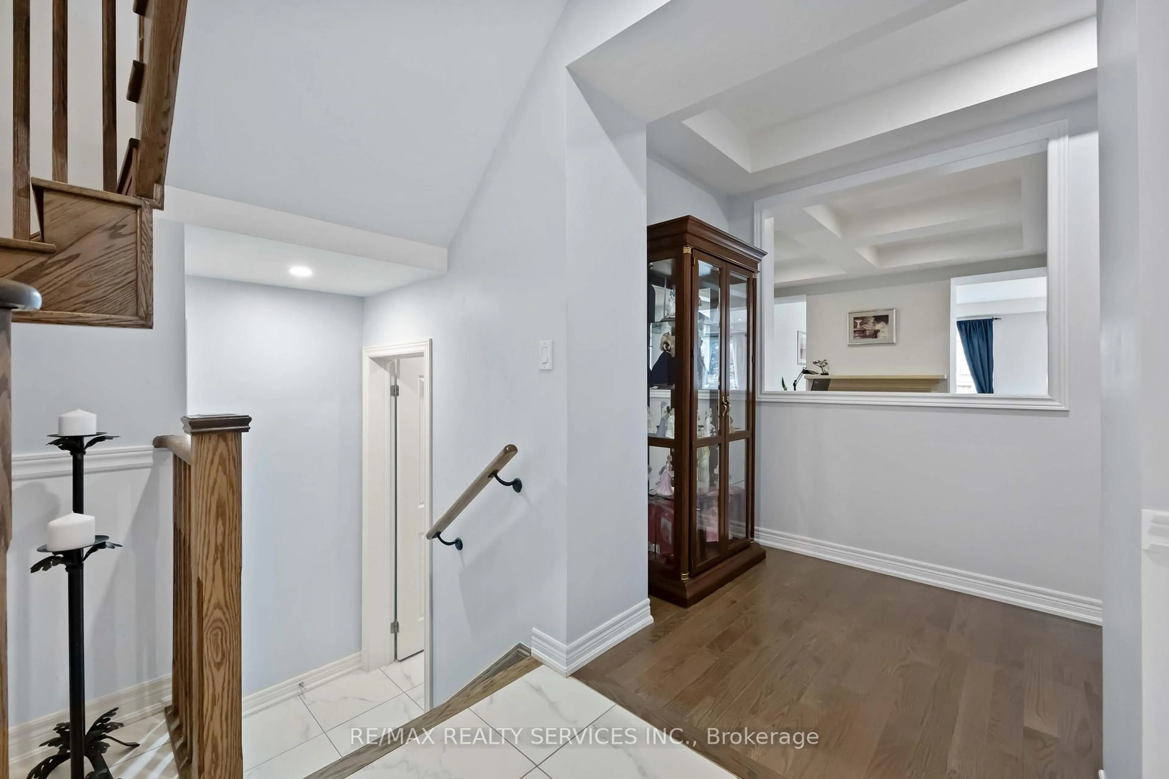 Indoor entryway for 40 Mersey St, Vaughan Ontario L4H 3N5