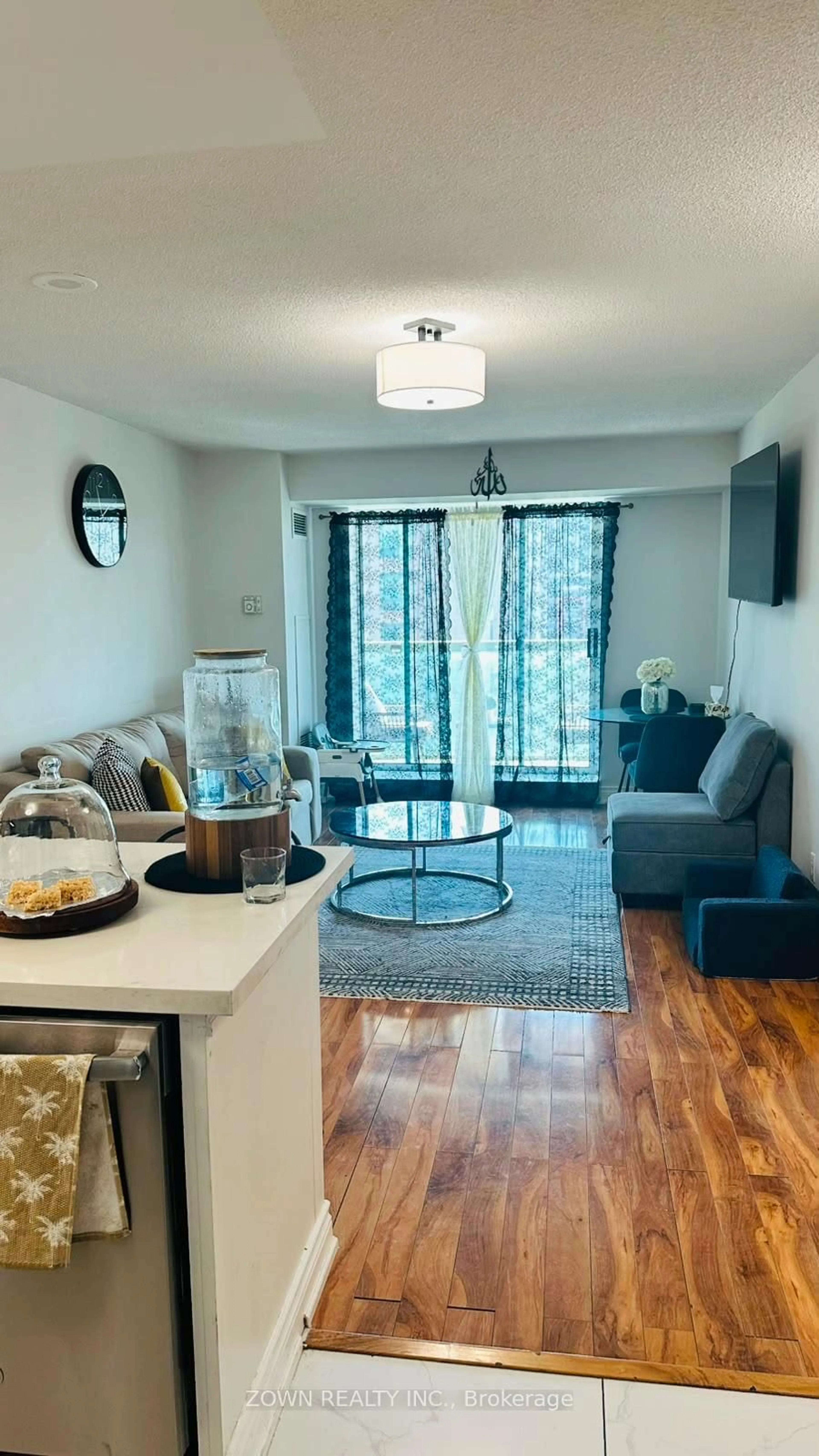 Living room with furniture, wood/laminate floor for 3 Ellesmere St #611, Richmond Hill Ontario L4B 4N2