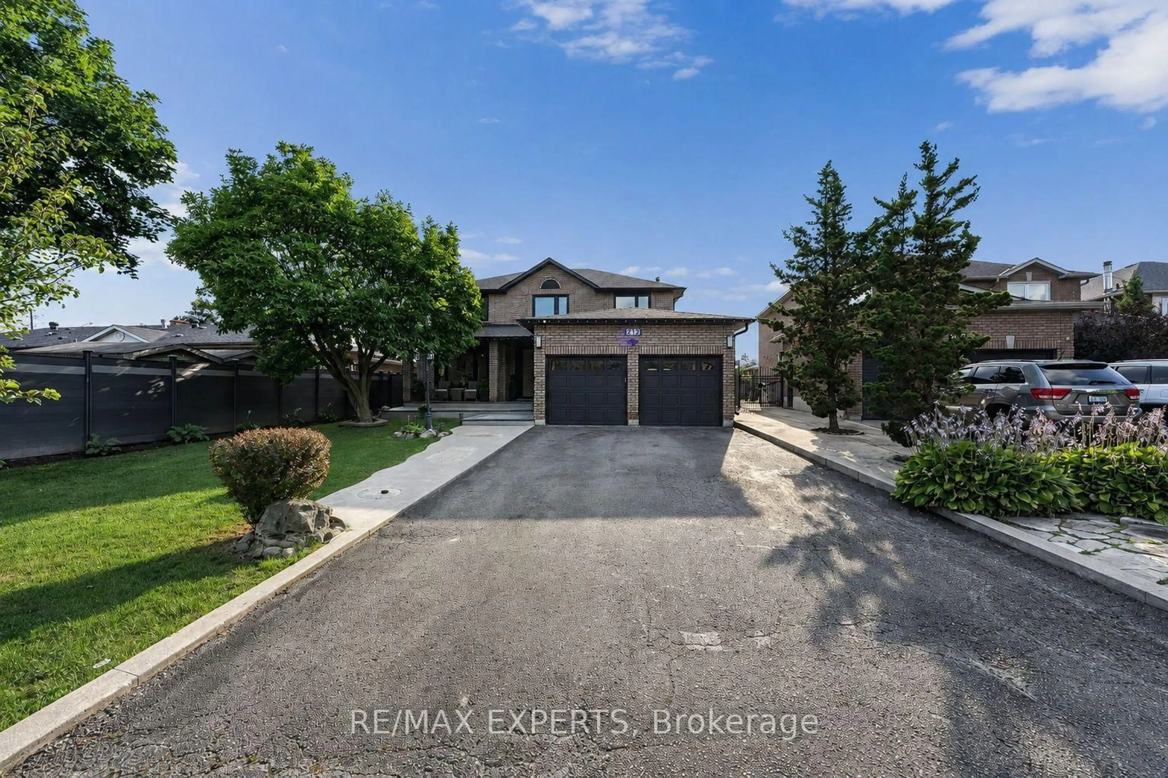 A pic from outside/outdoor area/front of a property/back of a property/a pic from drone, street for 212 Bordeaux Dr, Vaughan Ontario L4L 8B6