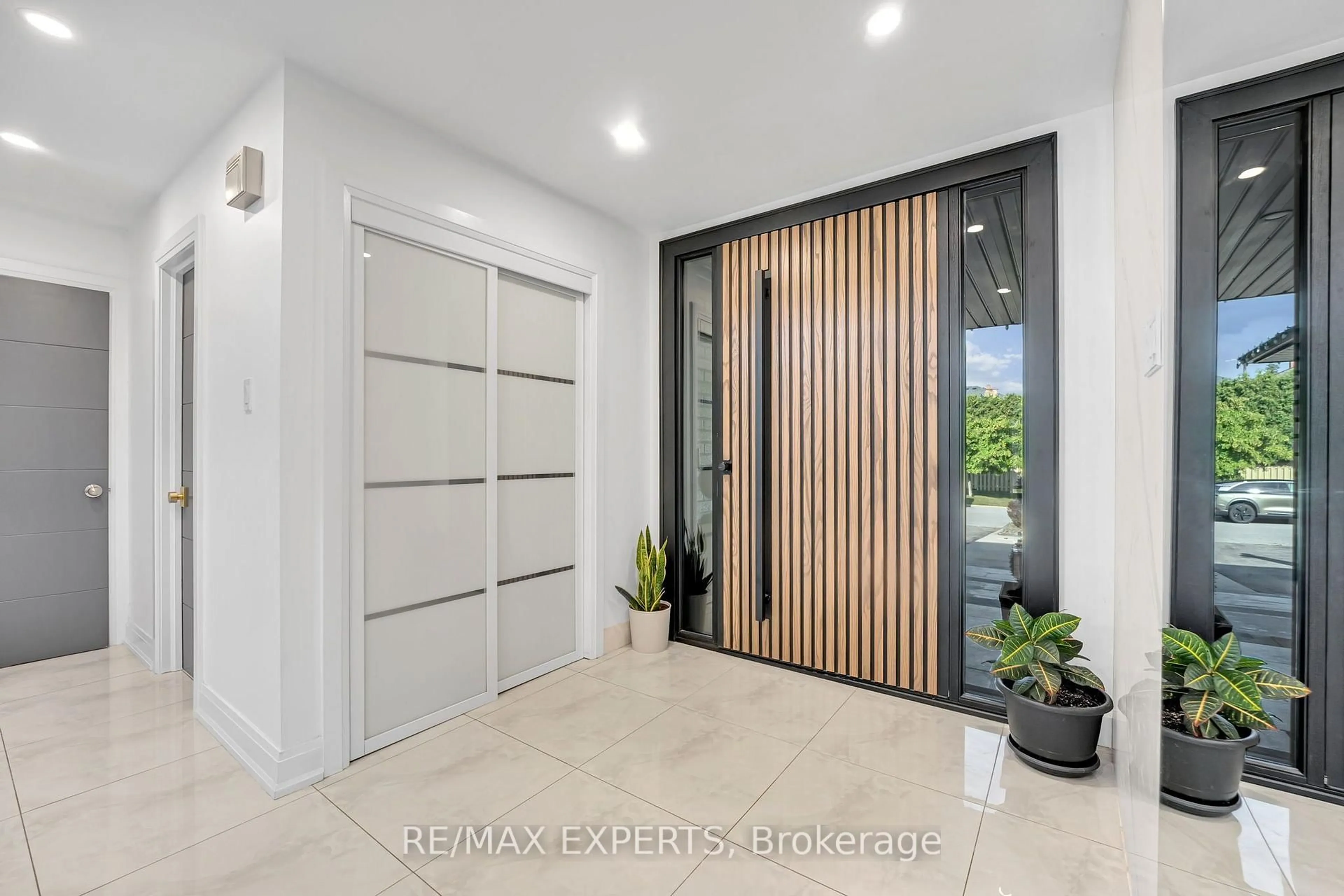 Indoor entryway for 212 Bordeaux Dr, Vaughan Ontario L4L 8B6