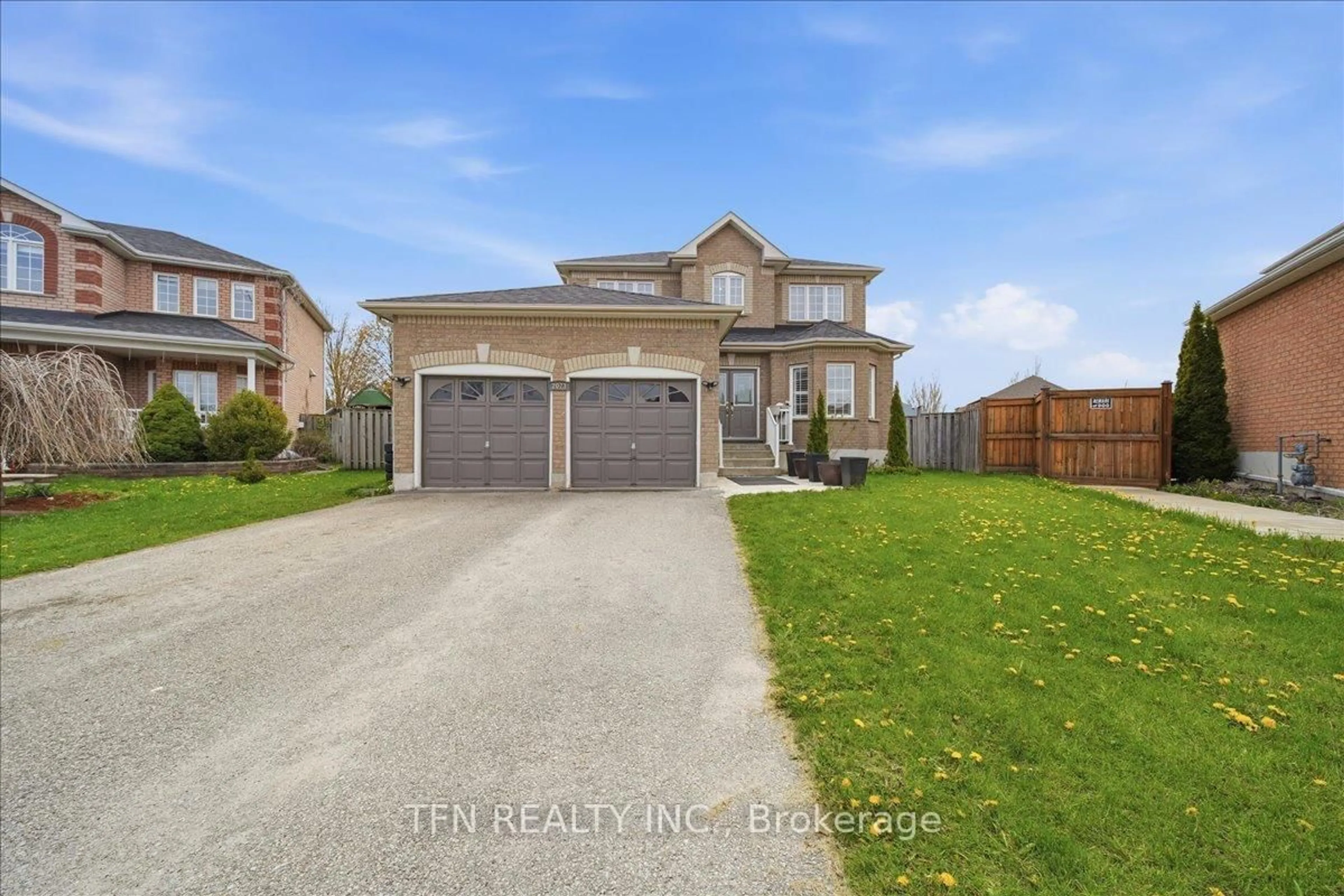 A pic from outside/outdoor area/front of a property/back of a property/a pic from drone, street for 2073 Cynthia Crt, Innisfil Ontario L9S 4Z1