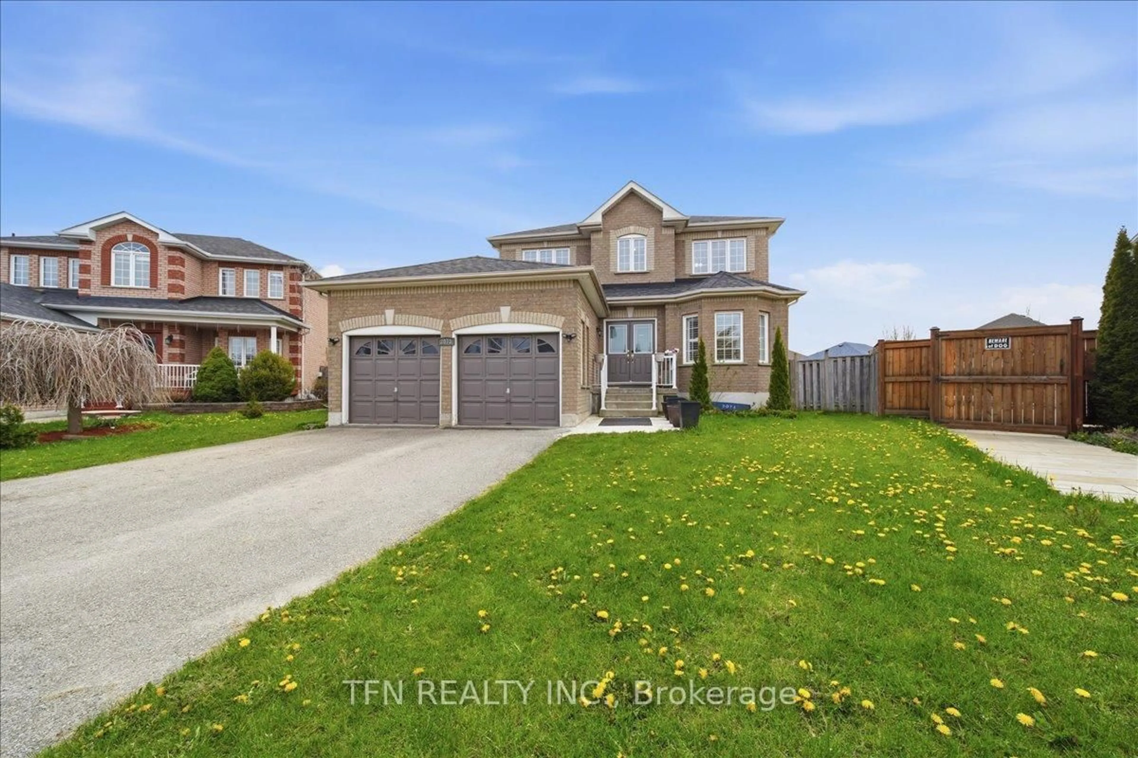 A pic from outside/outdoor area/front of a property/back of a property/a pic from drone, street for 2073 Cynthia Crt, Innisfil Ontario L9S 4Z1