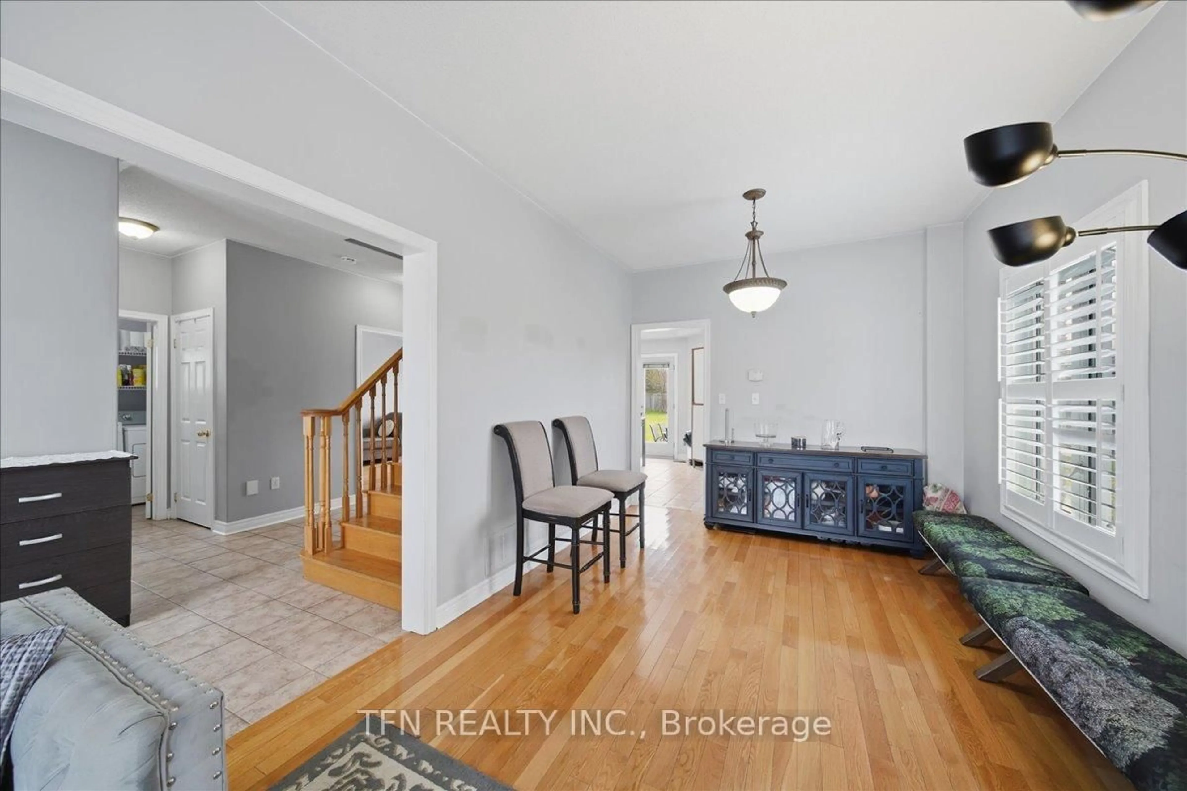 Indoor entryway for 2073 Cynthia Crt, Innisfil Ontario L9S 4Z1