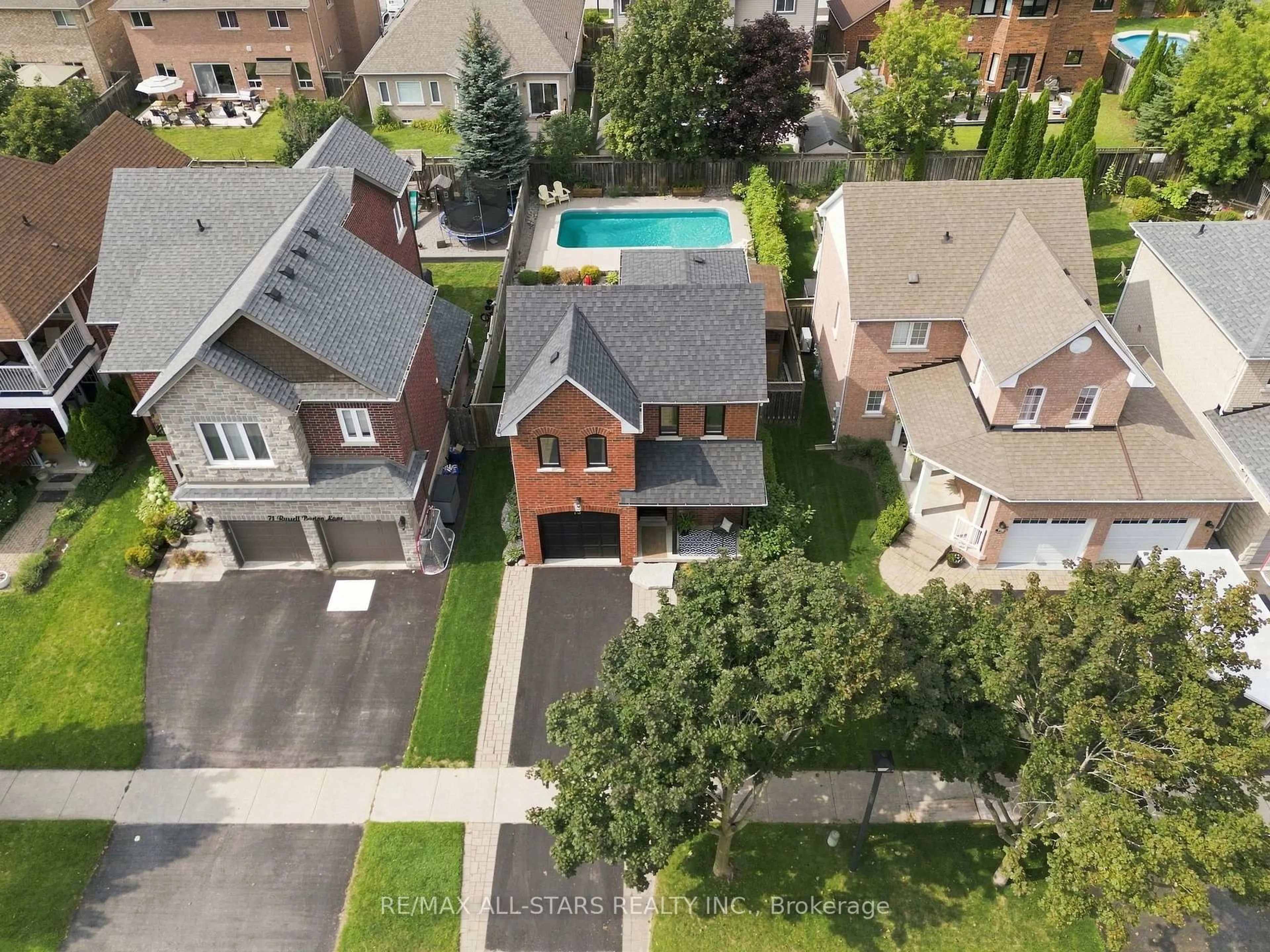A pic from outside/outdoor area/front of a property/back of a property/a pic from drone, street for 73 Russell Barton Lane, Uxbridge Ontario L9P 1Z2