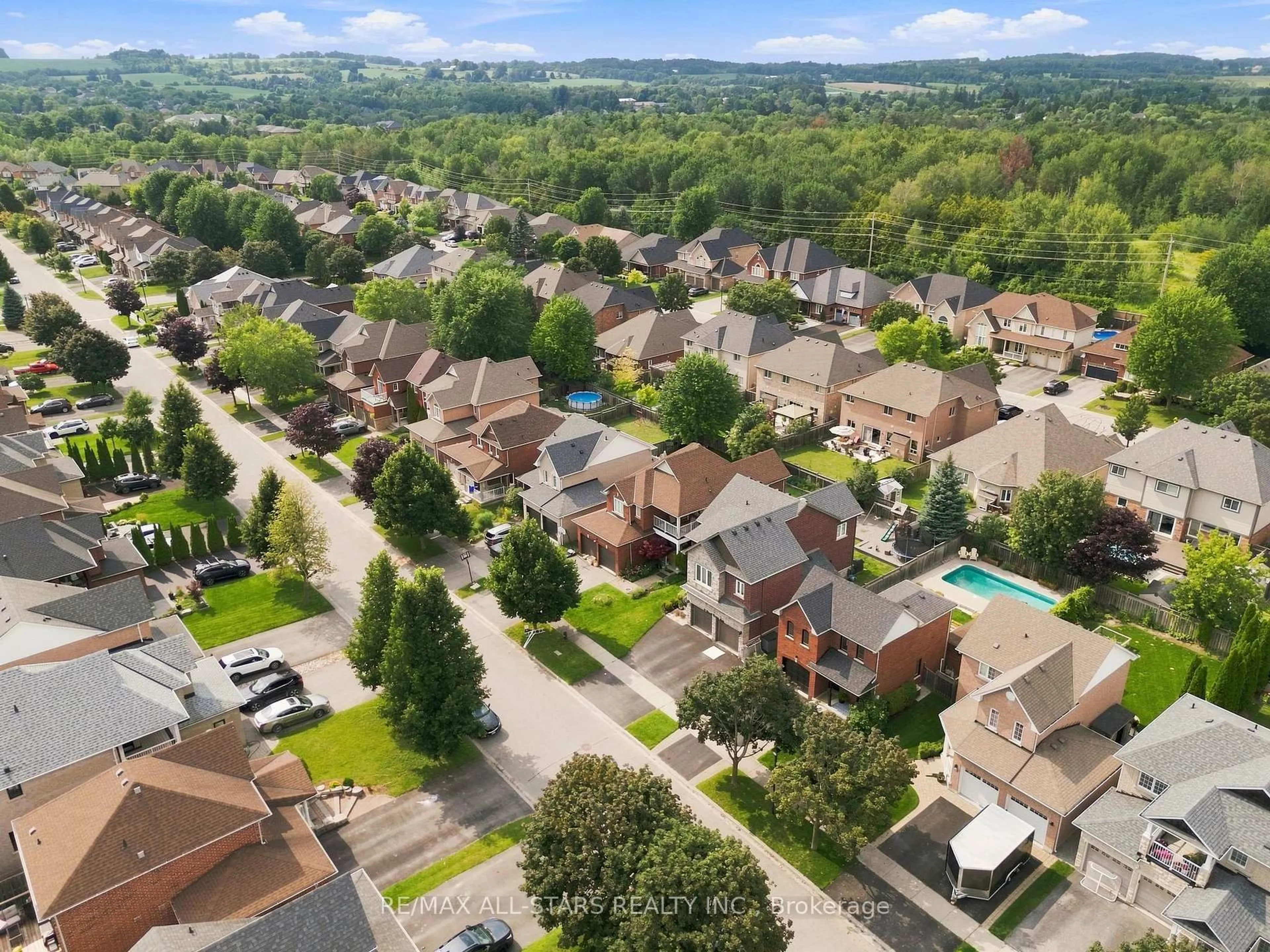 A pic from outside/outdoor area/front of a property/back of a property/a pic from drone, street for 73 Russell Barton Lane, Uxbridge Ontario L9P 1Z2