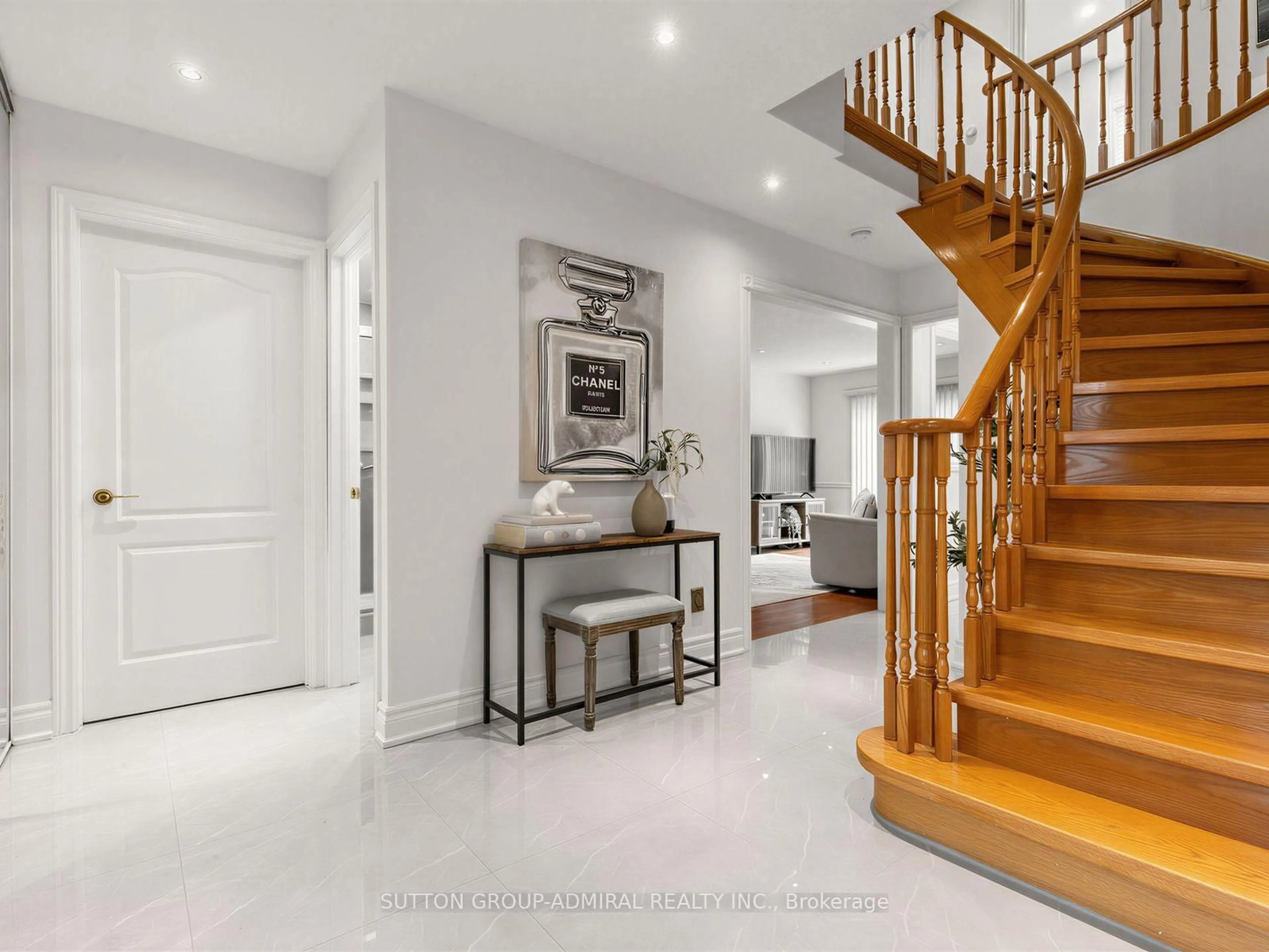 Indoor entryway for 10 Torino Pl, Vaughan Ontario L4K 2L4