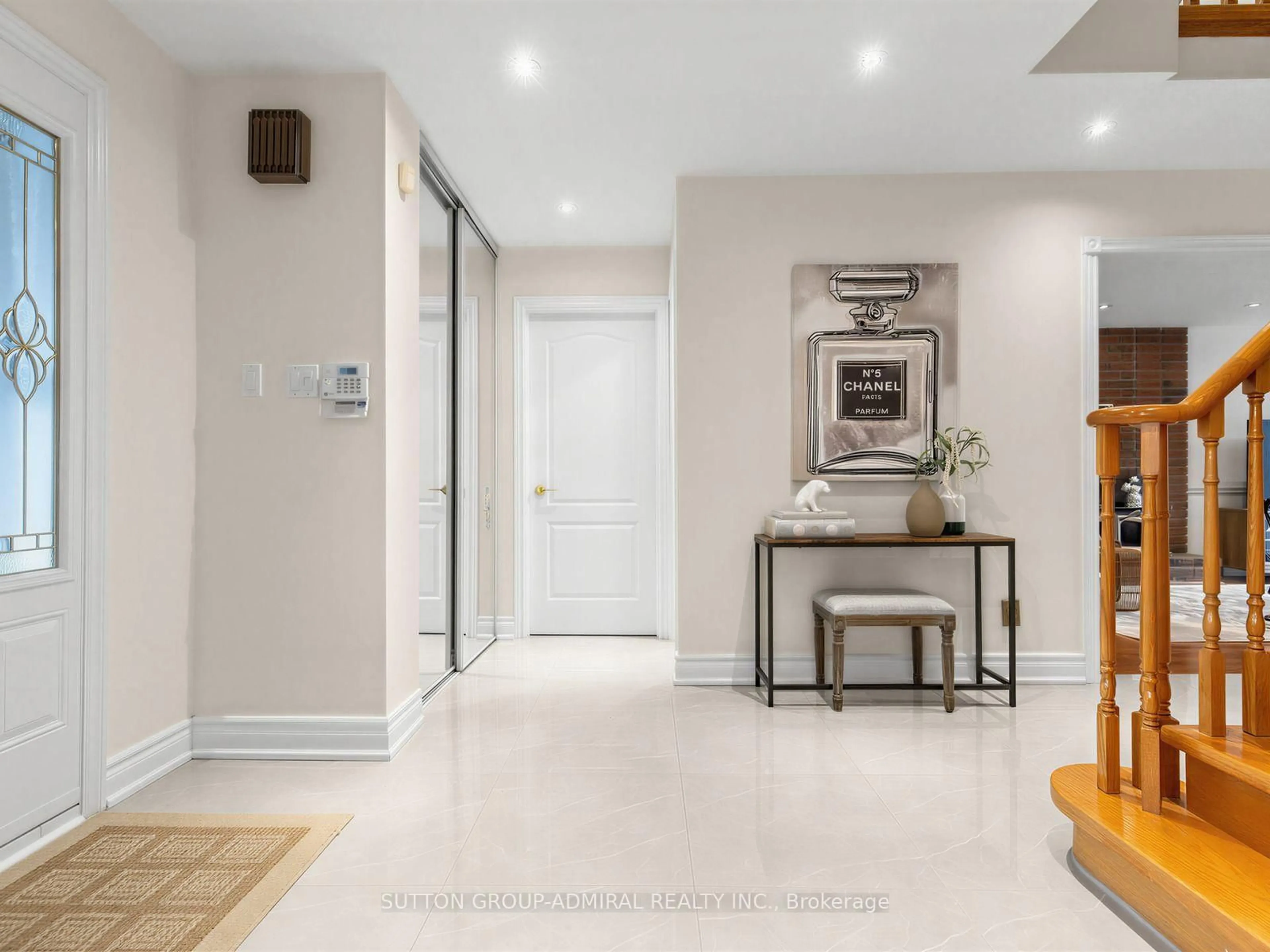 Indoor entryway for 10 Torino Pl, Vaughan Ontario L4K 2L4