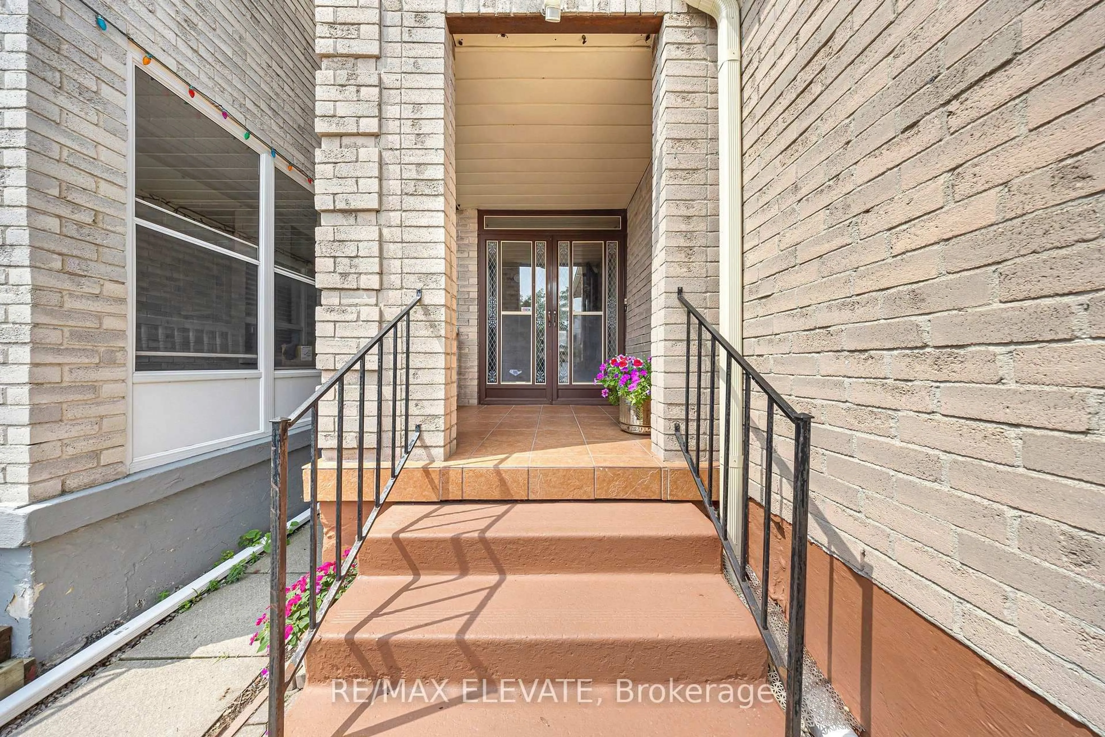 Indoor entryway for 37 Miles Farm Rd, Markham Ontario L3S 2C2