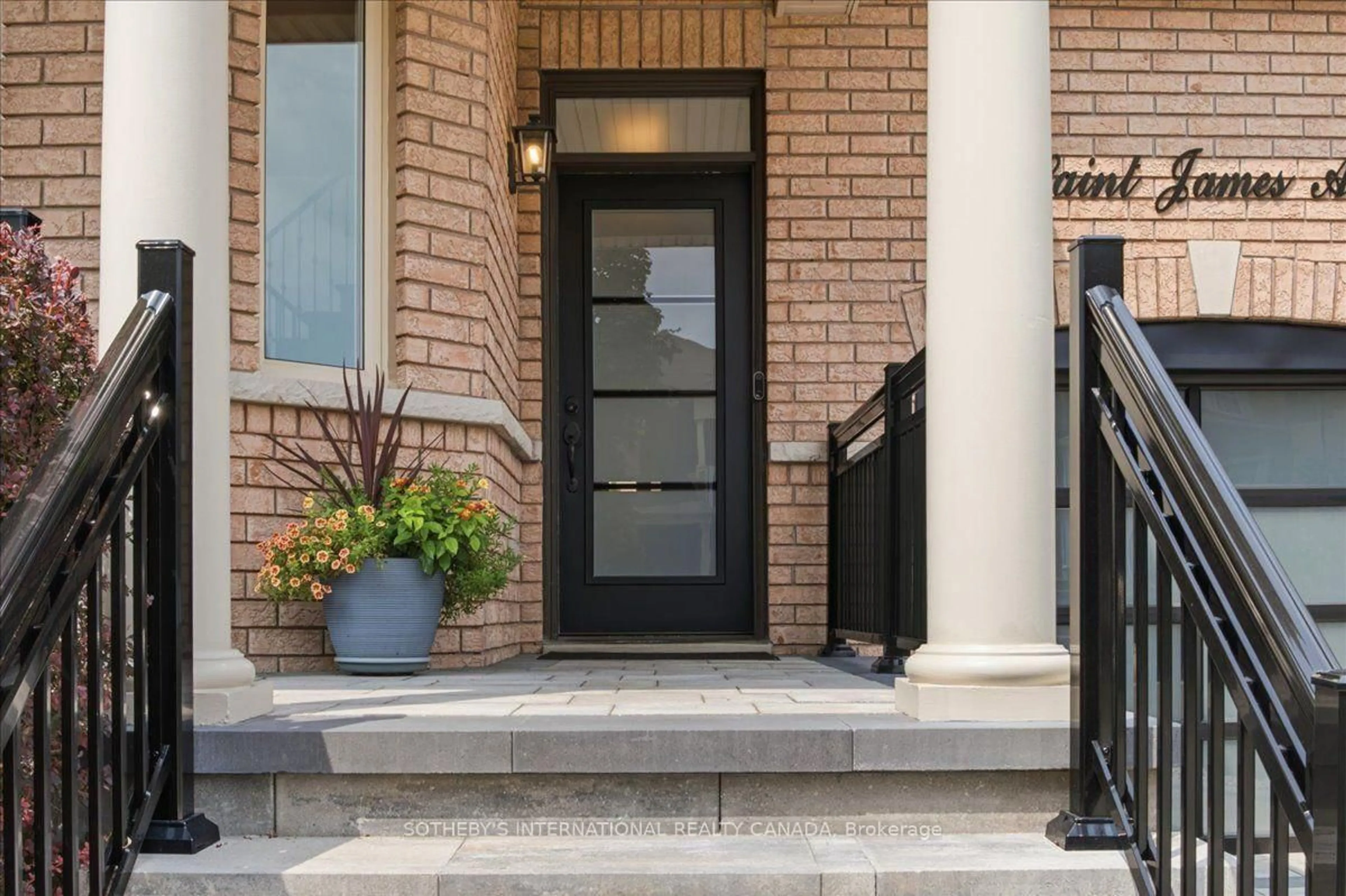 Indoor entryway for 60 Saint James Ave, Vaughan Ontario L4H 3E8