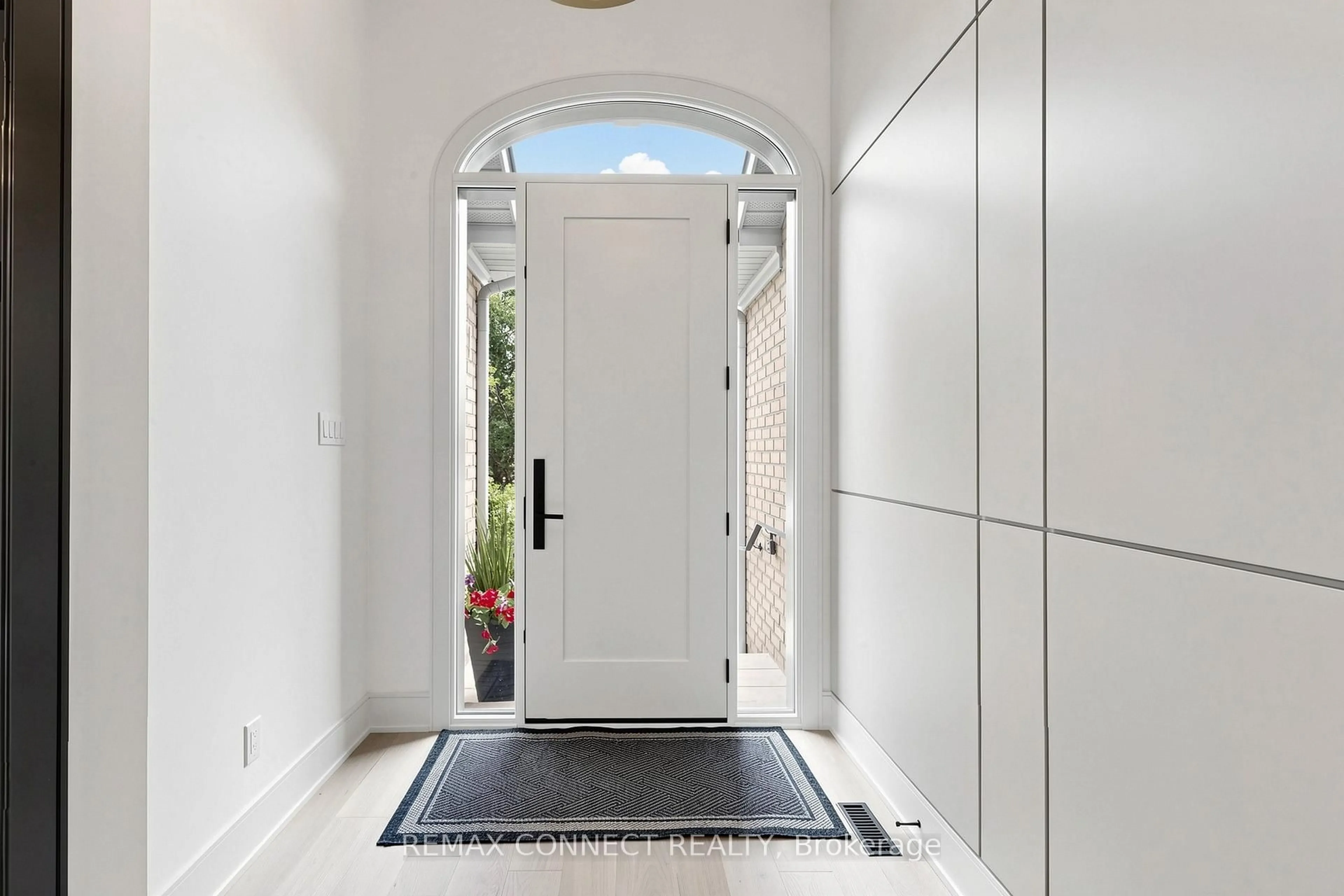 Indoor entryway for 6 Willie's Round, Whitchurch-Stouffville Ontario L4A 1N6