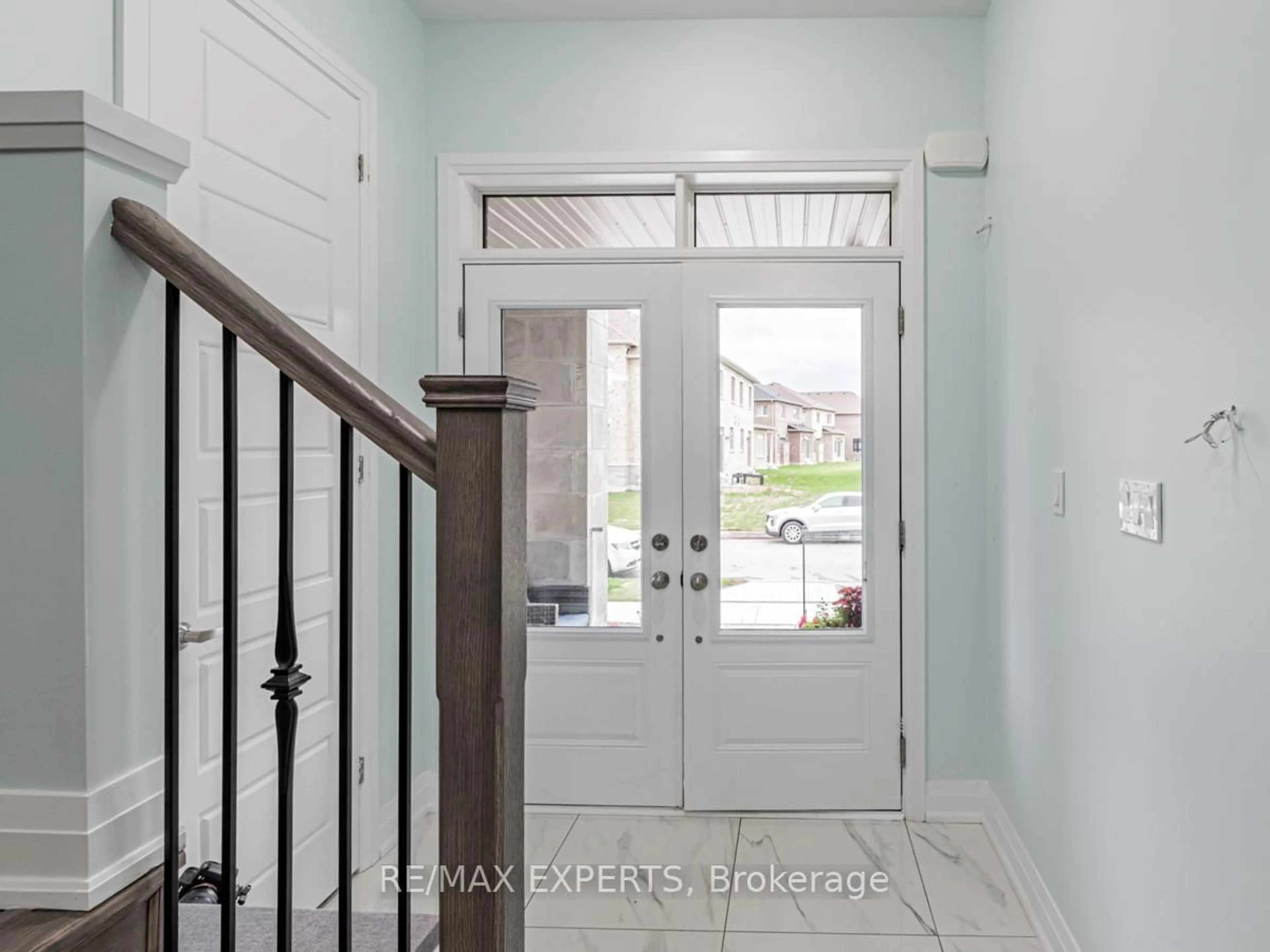 Indoor entryway for 12 Ferragine Cres, Bradford West Gwillimbury Ontario L3Z 2A6