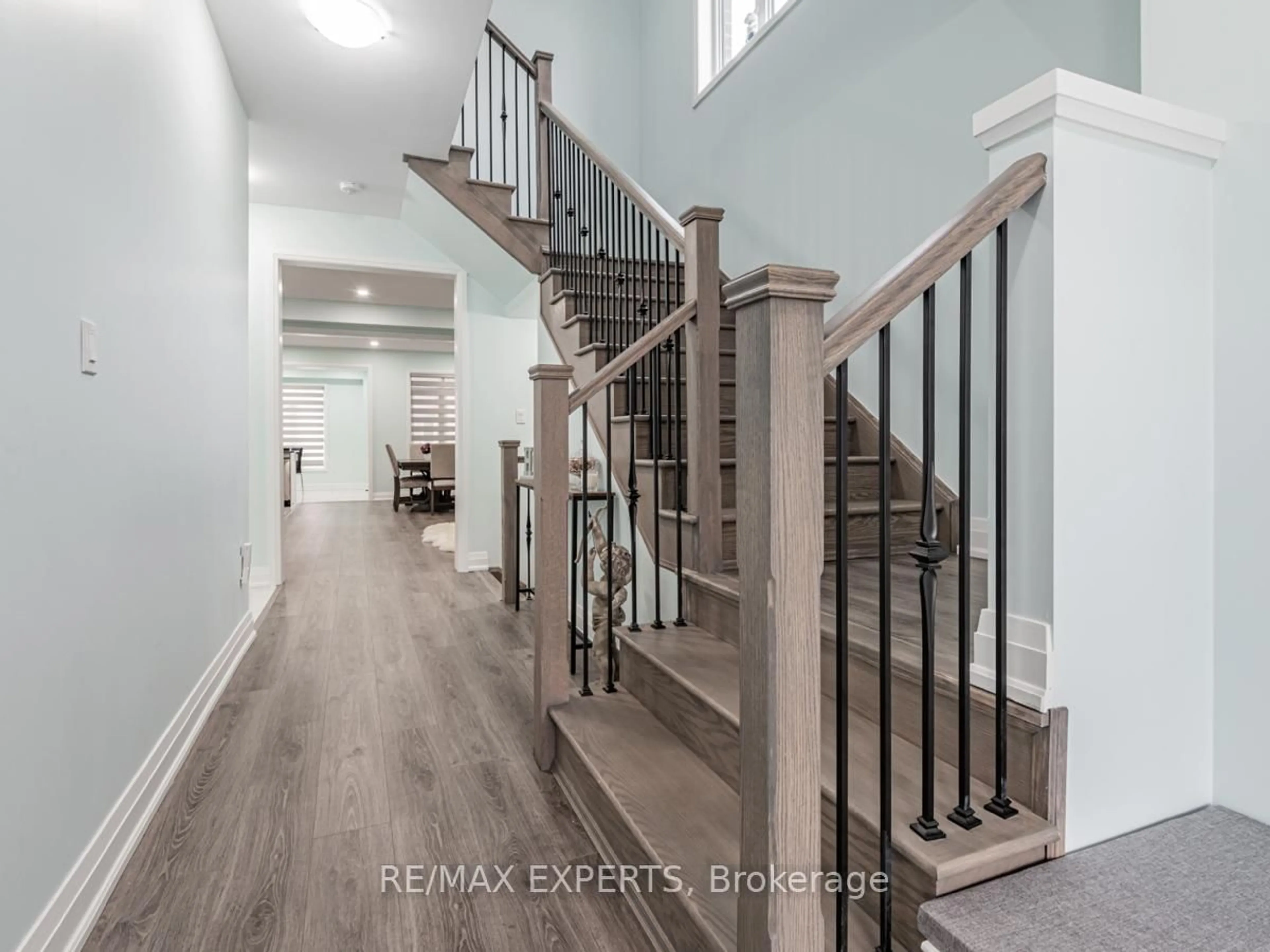 Indoor entryway for 12 Ferragine Cres, Bradford West Gwillimbury Ontario L3Z 2A6