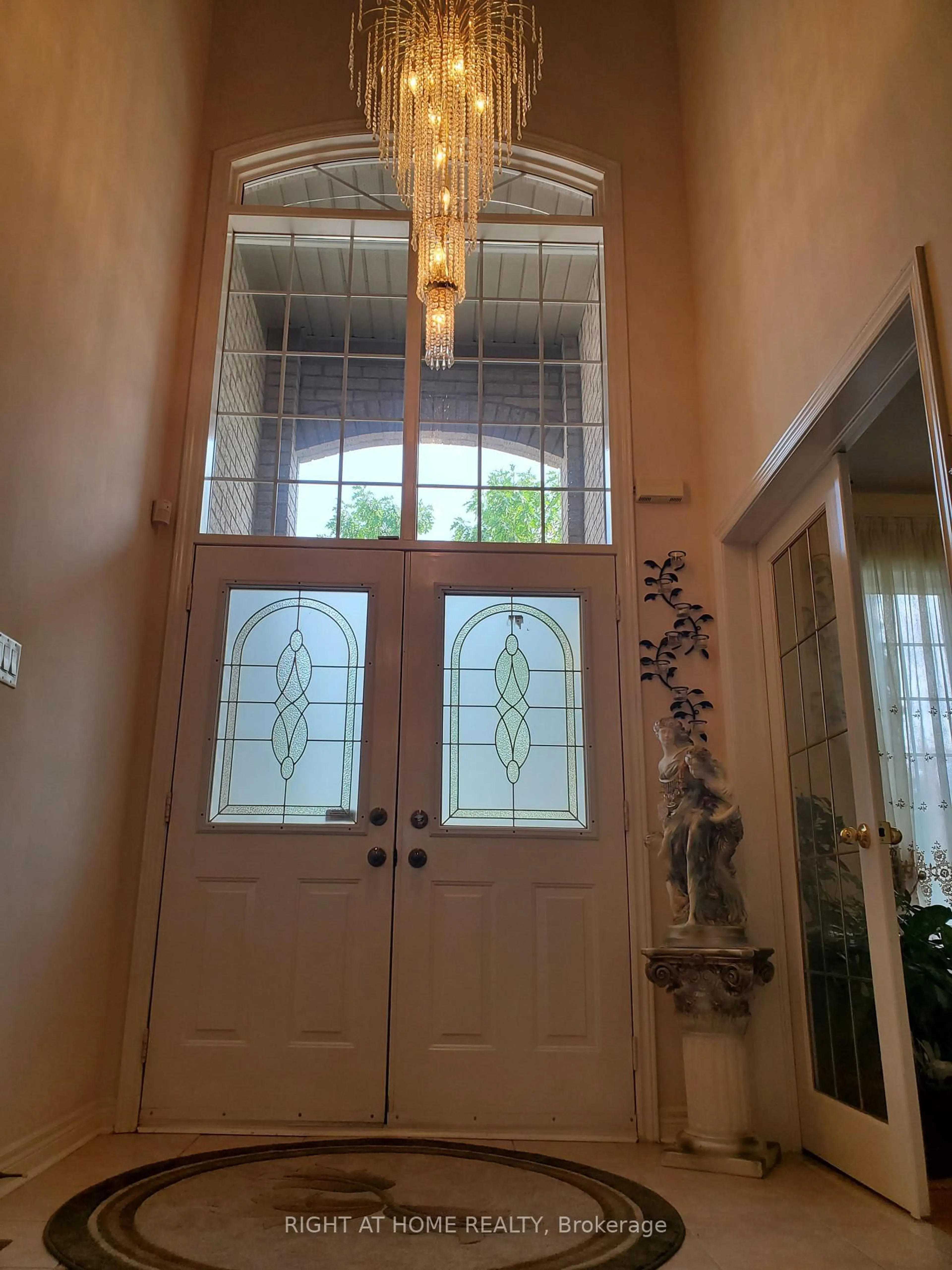 Indoor entryway for 101 Townwood Dr, Richmond Hill Ontario L4E 4T2
