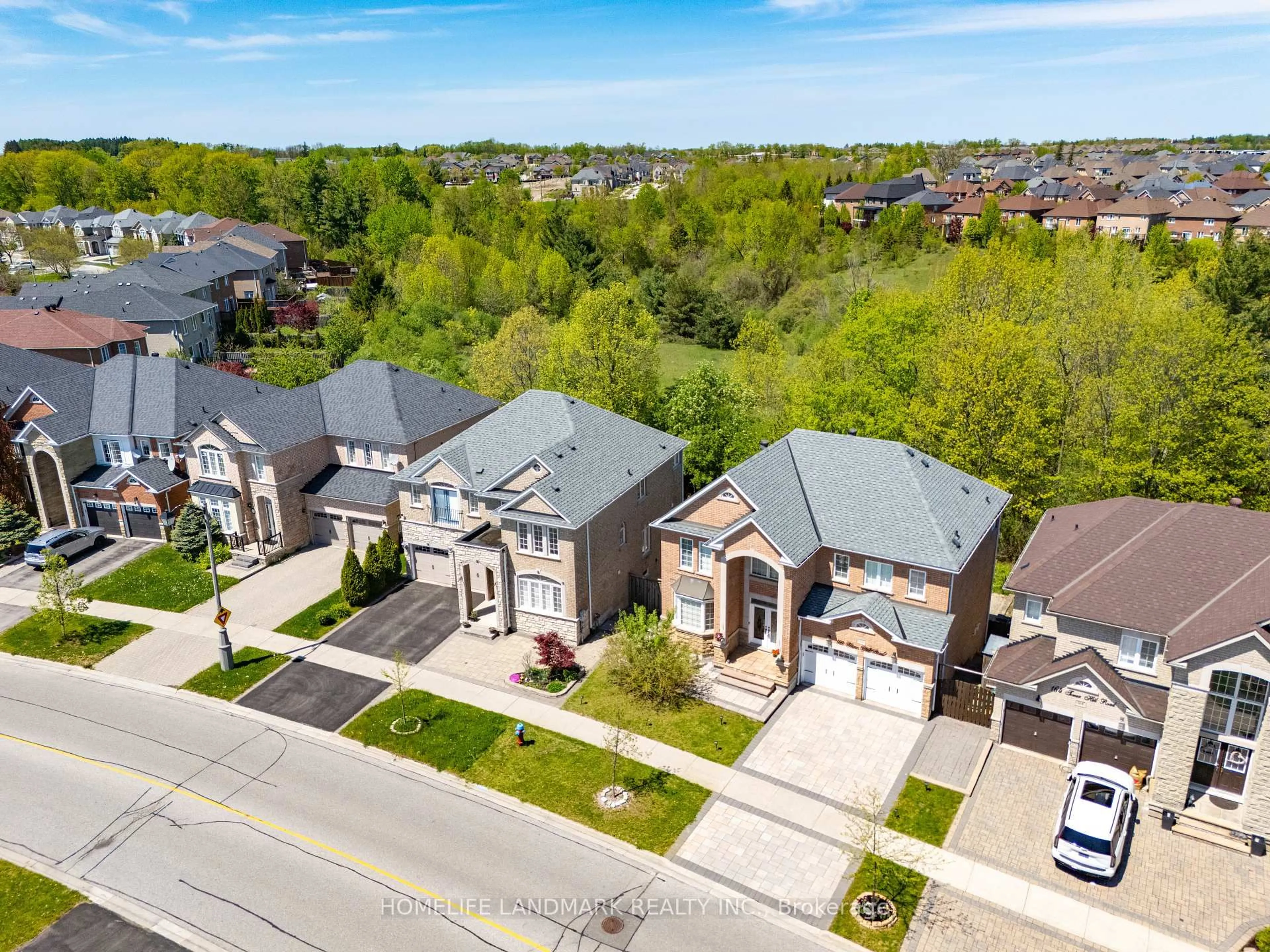A pic from outside/outdoor area/front of a property/back of a property/a pic from drone, street for 166 Tower Hill Rd, Richmond Hill Ontario L4E 4M1