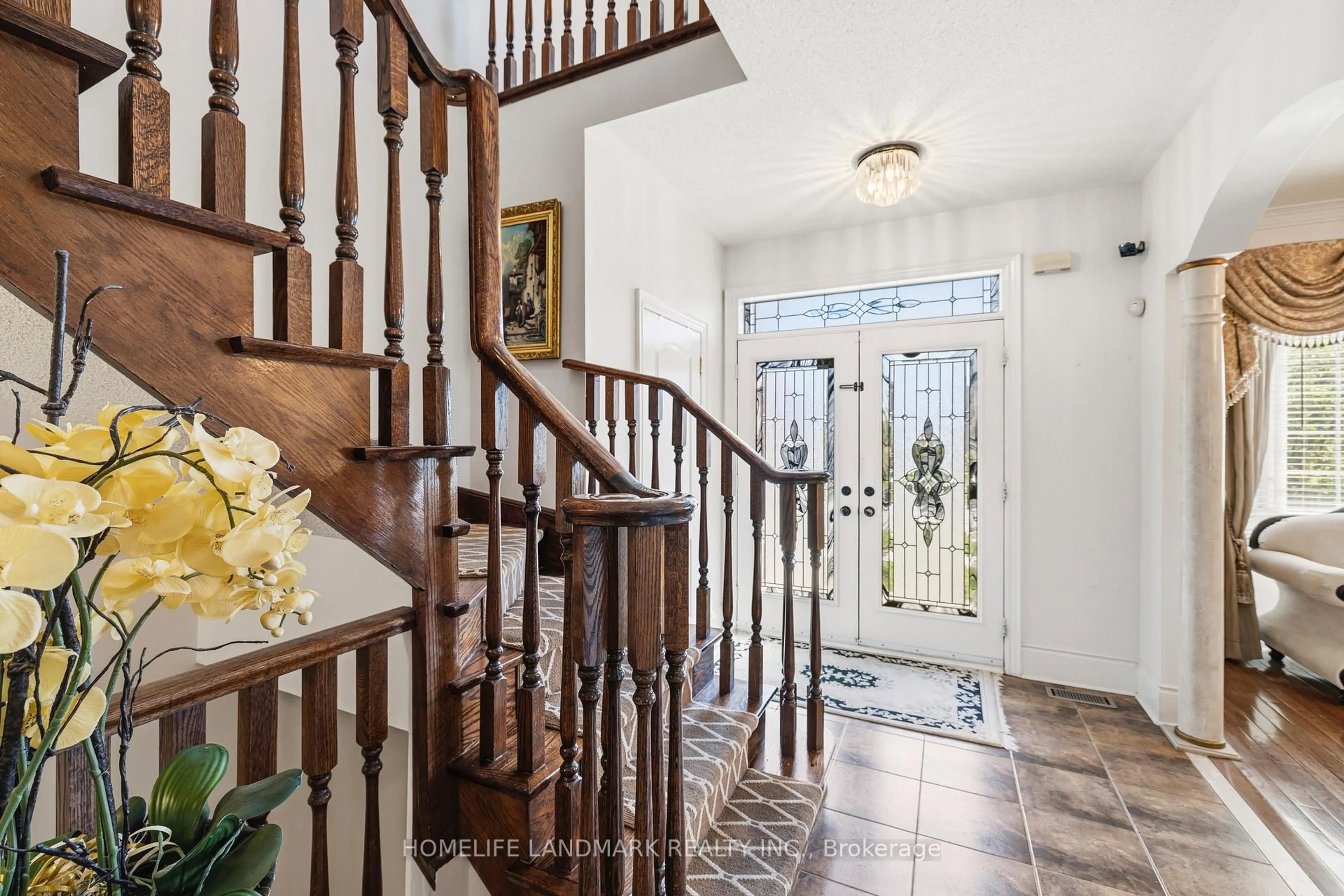 Indoor foyer for 166 Tower Hill Rd, Richmond Hill Ontario L4E 4M1